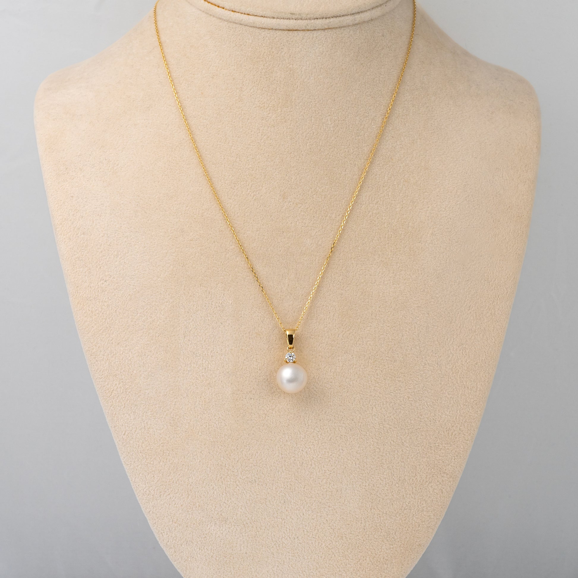 9ct gold pearl pendant necklace on bust display