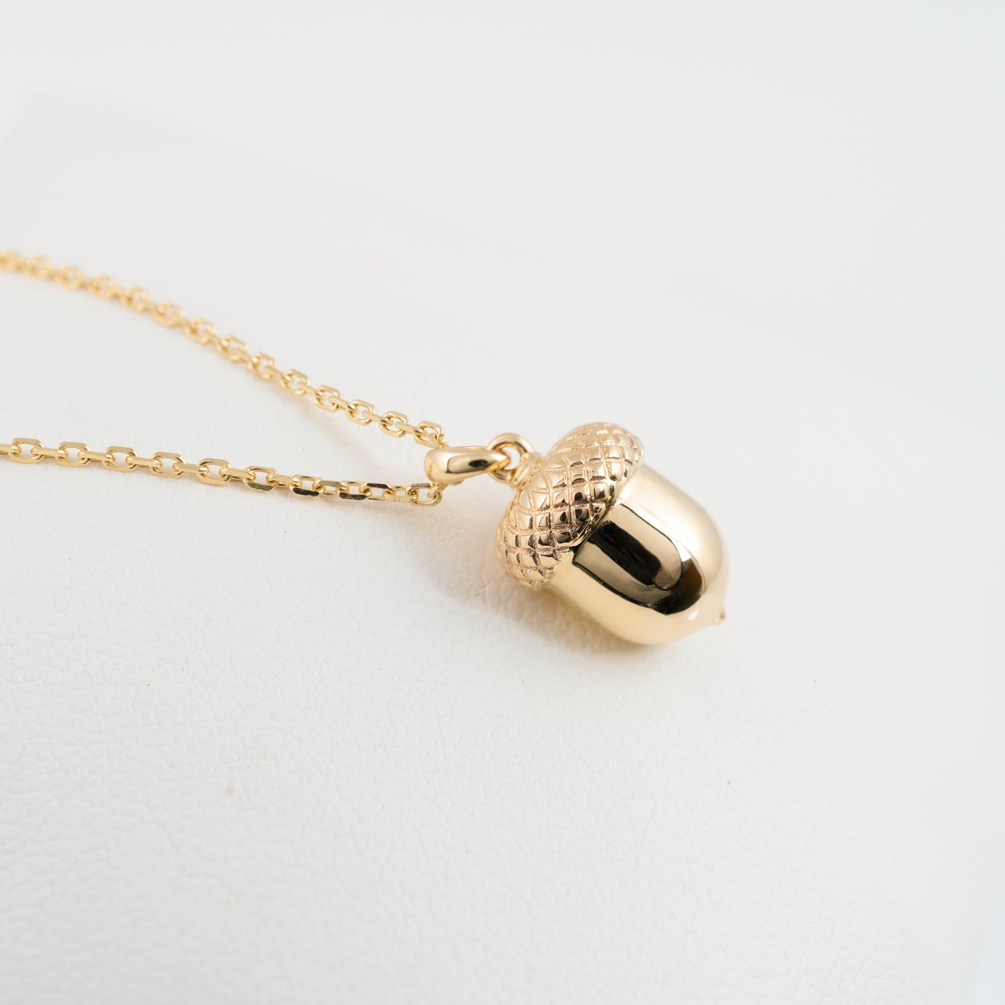 9ct 375 gold acorn pendant on chain – flat lay side view