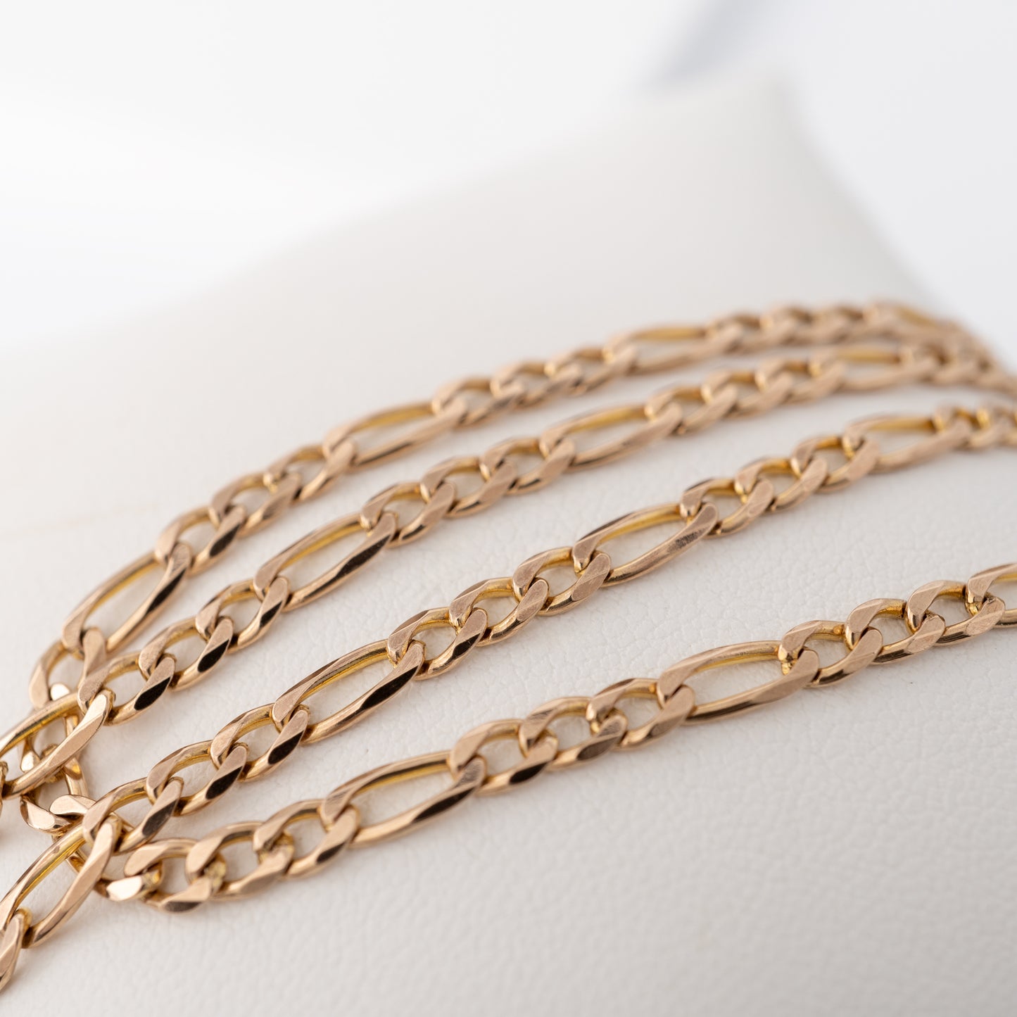 Close-up of 9ct yellow gold Faigaro chain links
