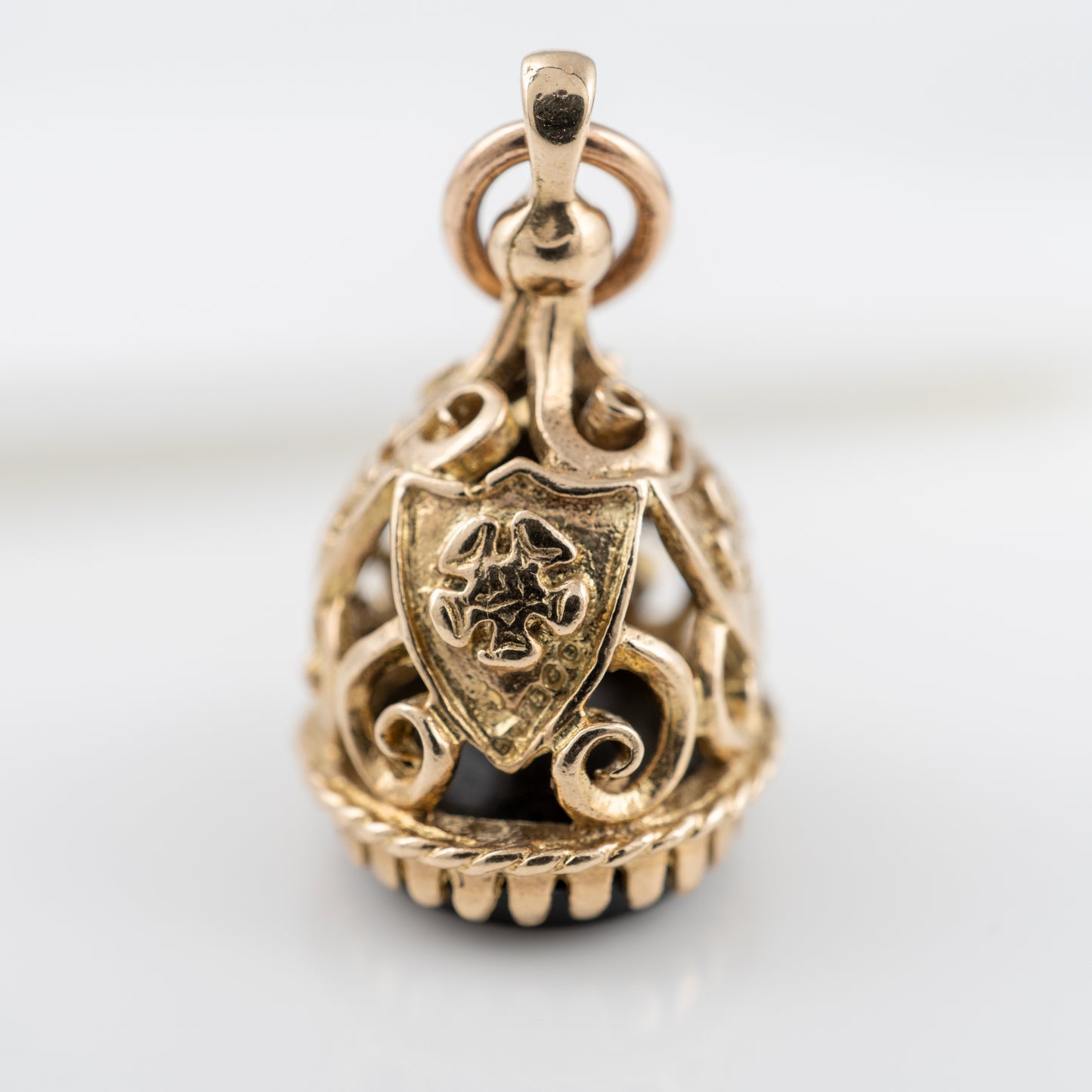 Gold fob featuring a rose motif, symbolic of England, with black onyx base