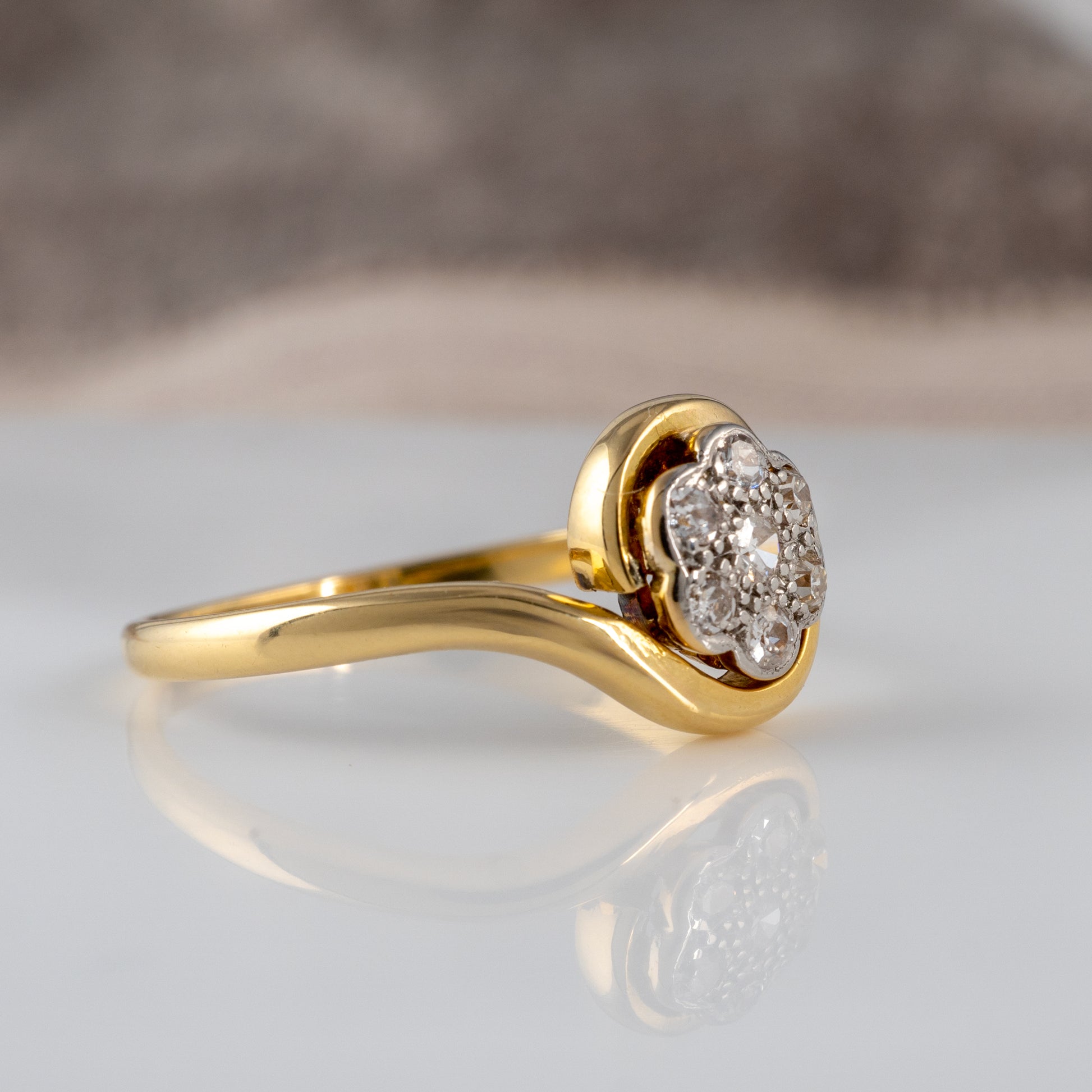 Vintage daisy diamond ring in 18ct yellow gold with platinum flower setting side