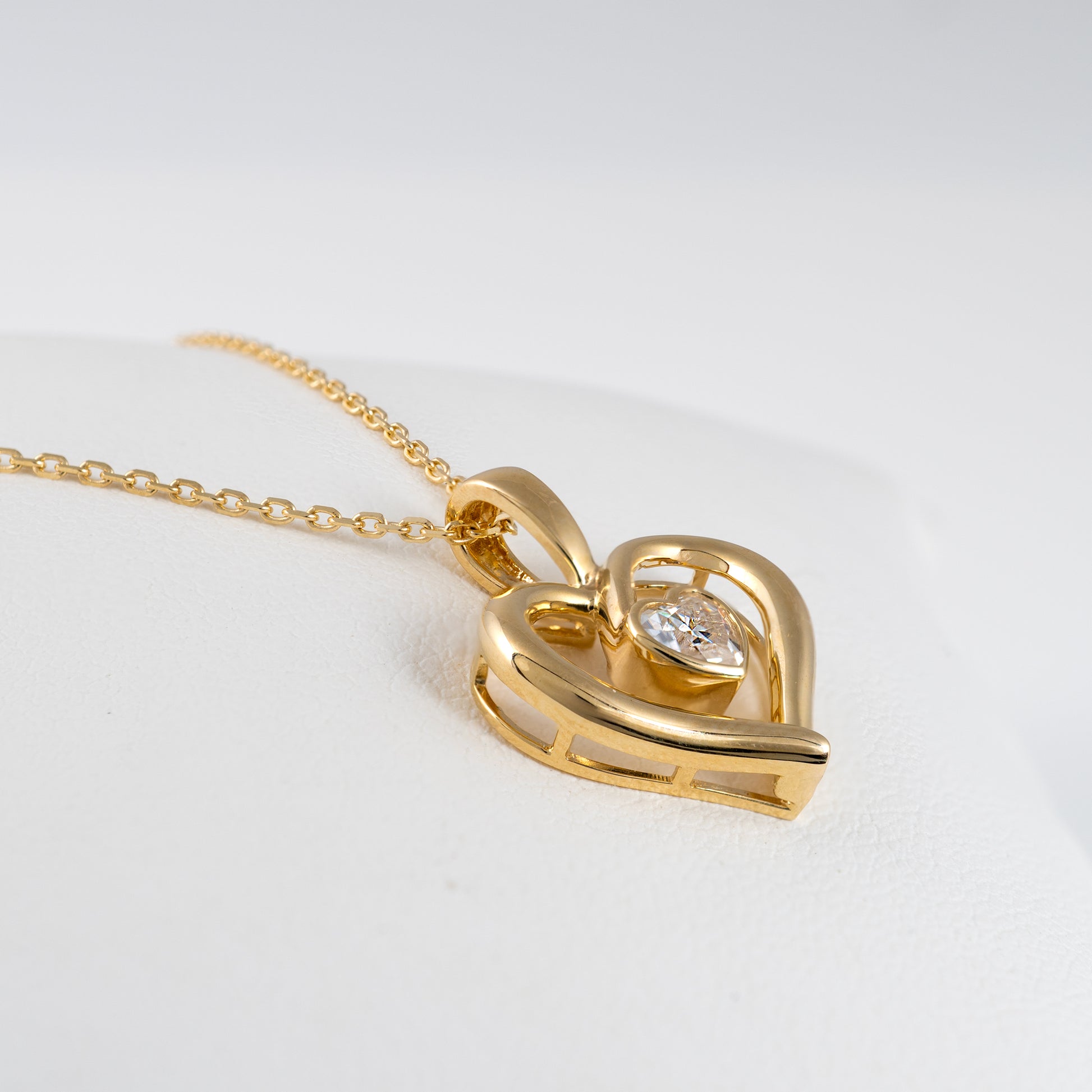 Side view of 9ct gold heart pendant with moissanite stone