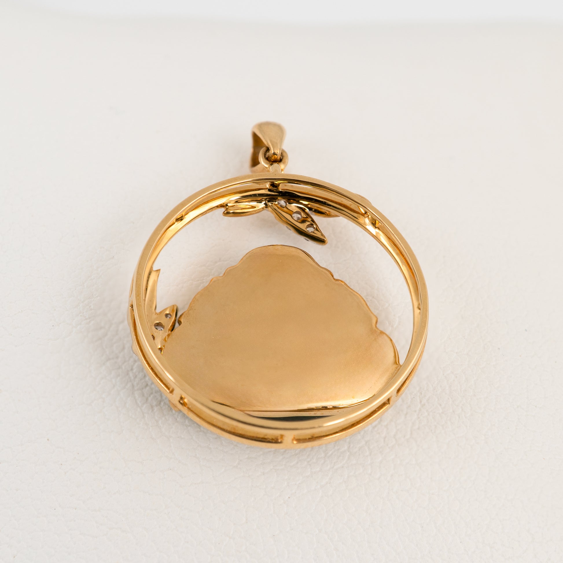 Solid gold backing of certified Feicui Buddha pendant – hallmarked 18ct