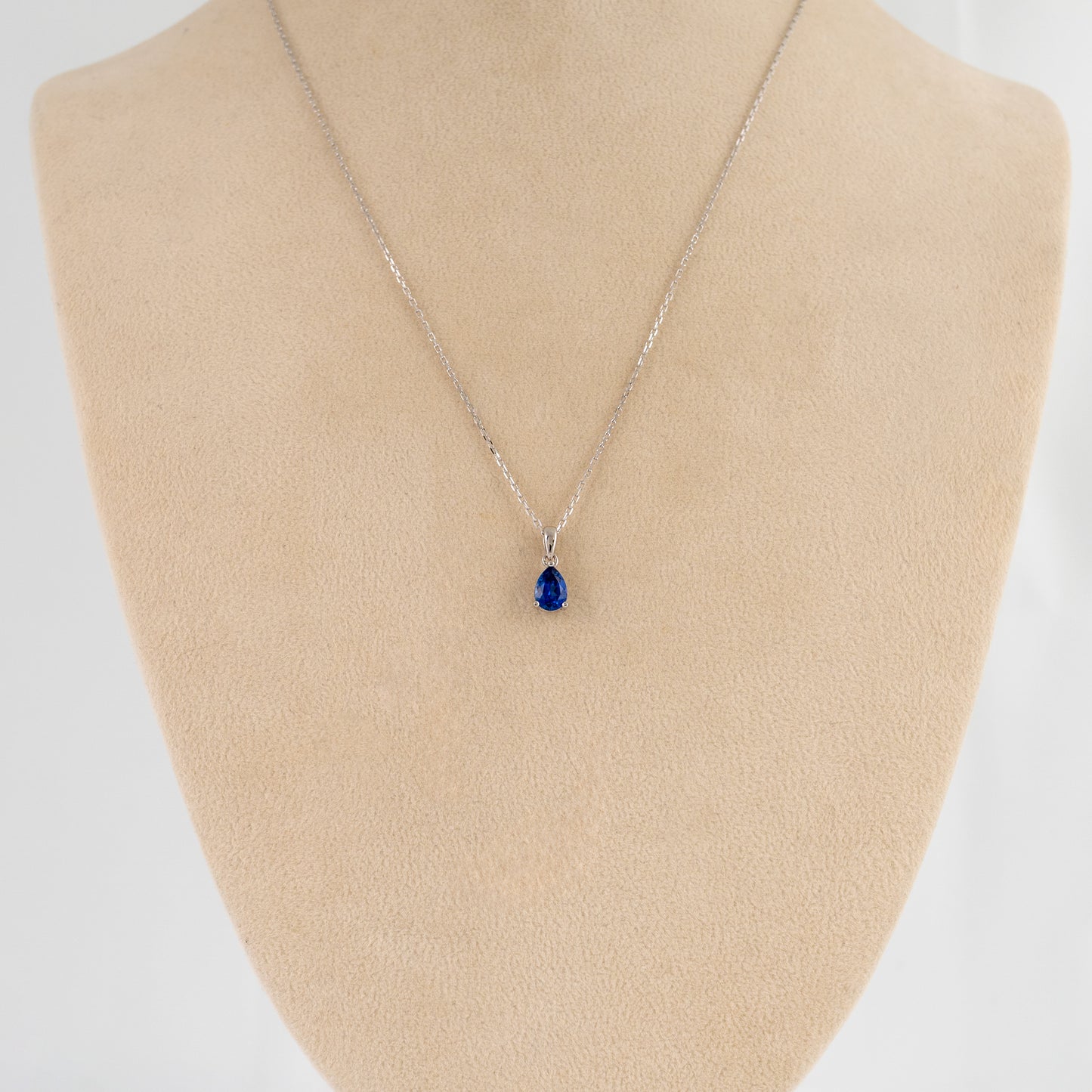 teardrop-sapphire-necklace-display bust