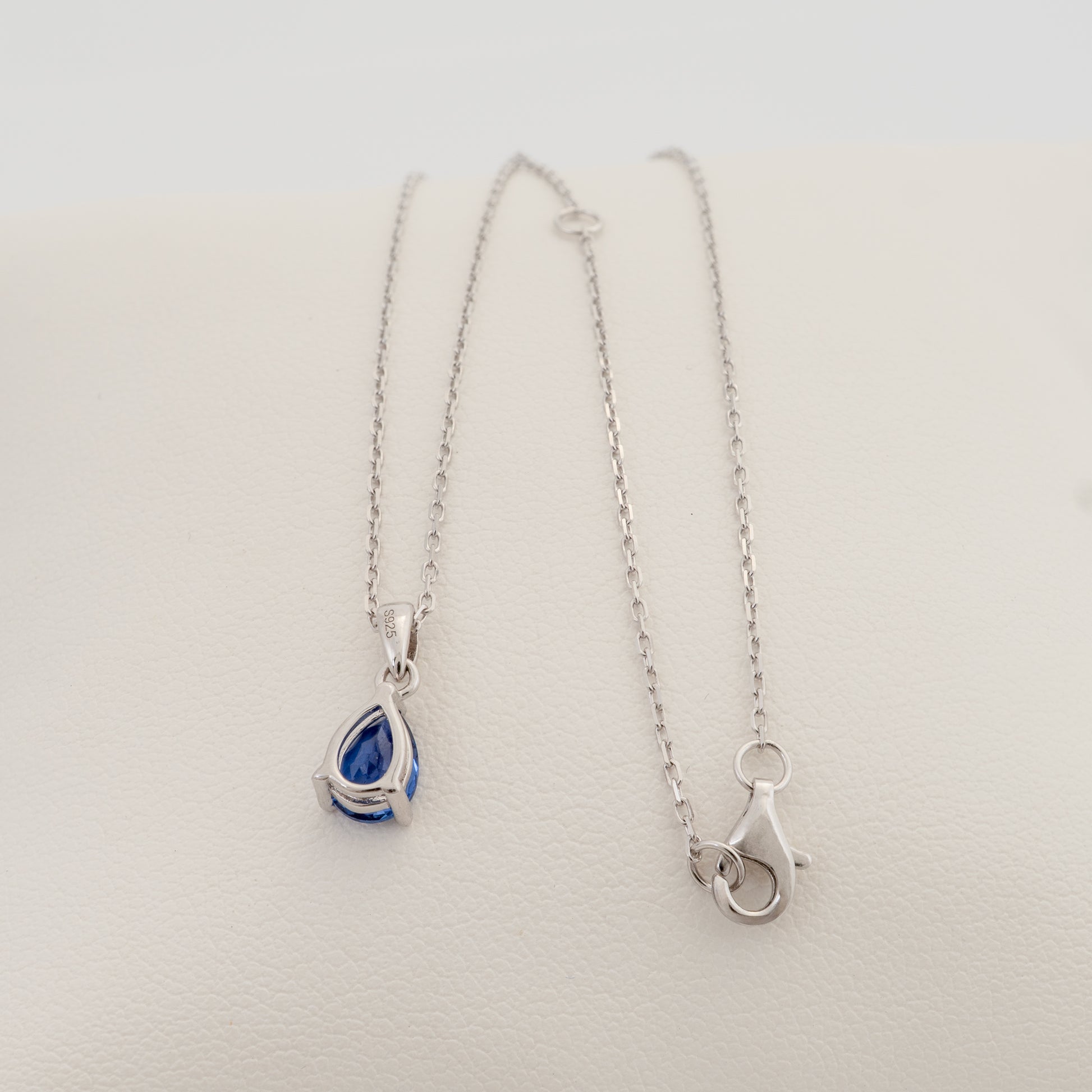 sapphire-necklace-silver-reverse-clasp