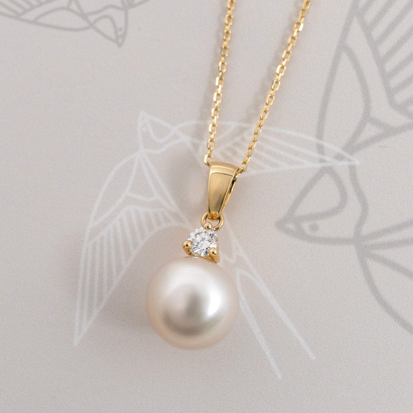Freshwater pearl and lab diamond necklace in gold – flat lay detail