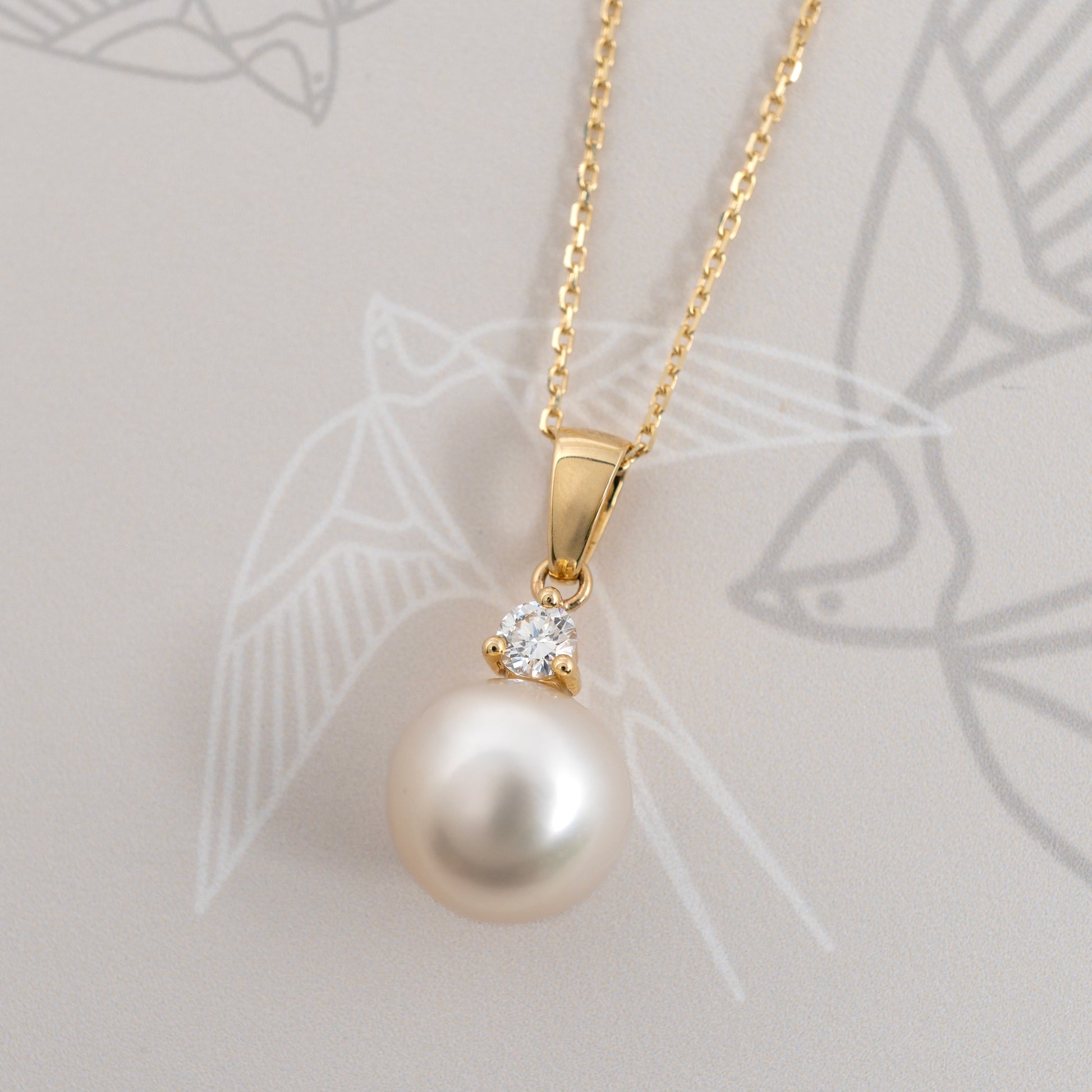 Freshwater pearl and lab diamond necklace in gold – flat lay detail