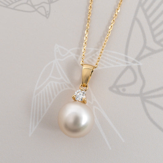 Freshwater pearl and lab diamond necklace in gold – flat lay detail