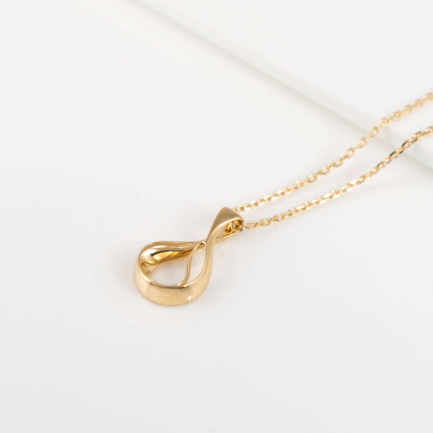 small pendant necklace