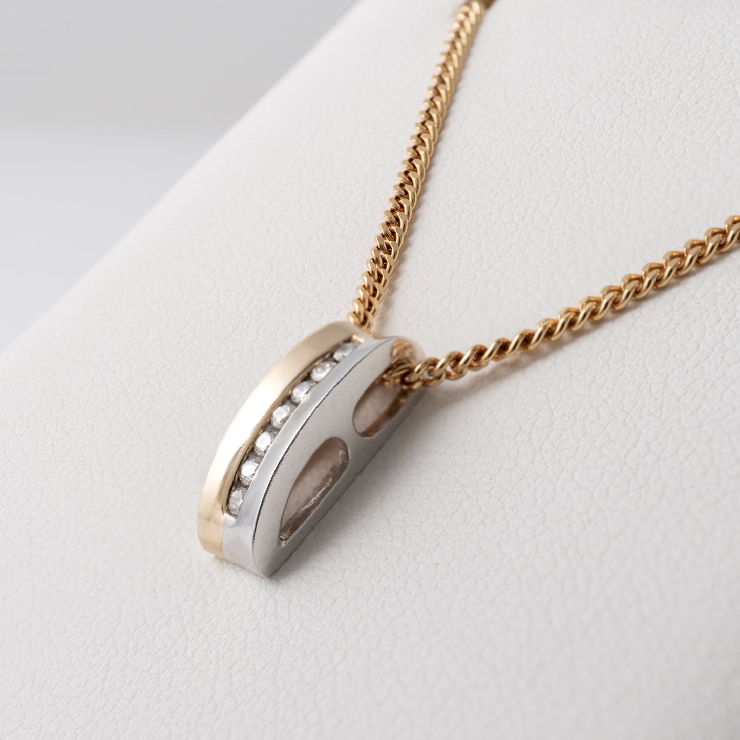 Diamond bar pendant curved design side profile