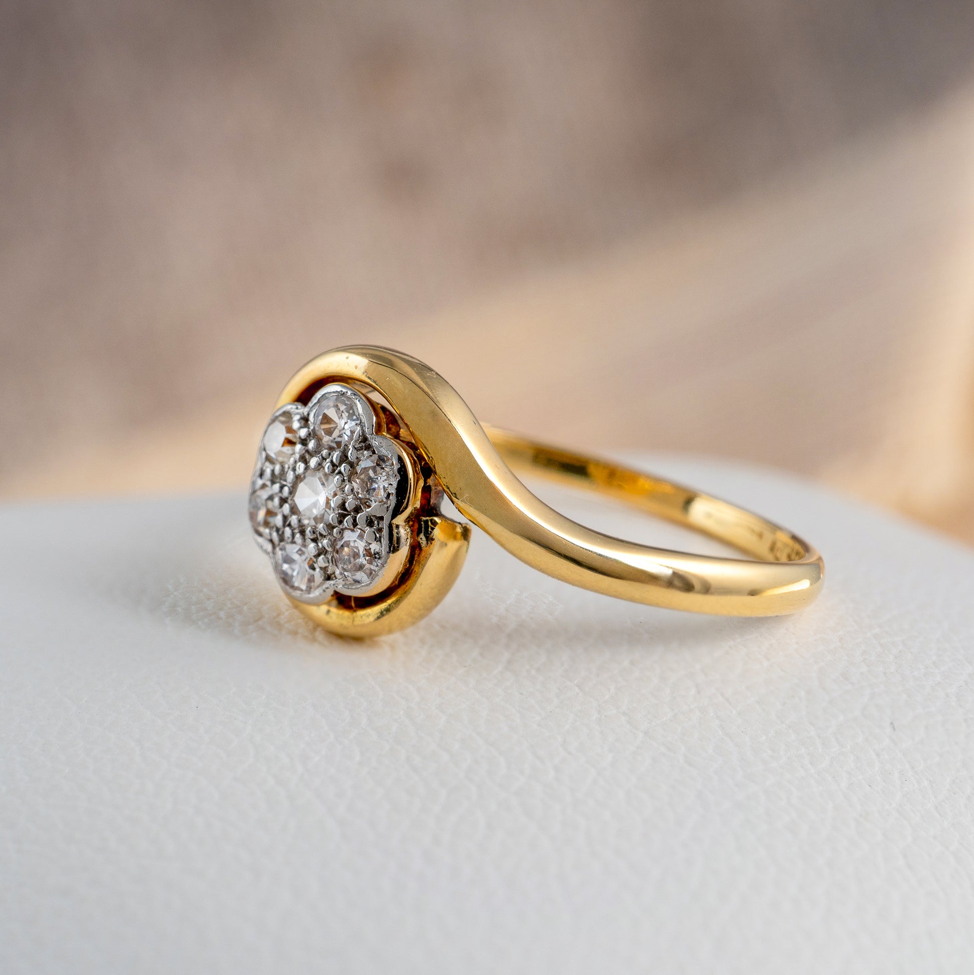 Vintage diamond flower ring in 18ct yellow gold with platinum setting side