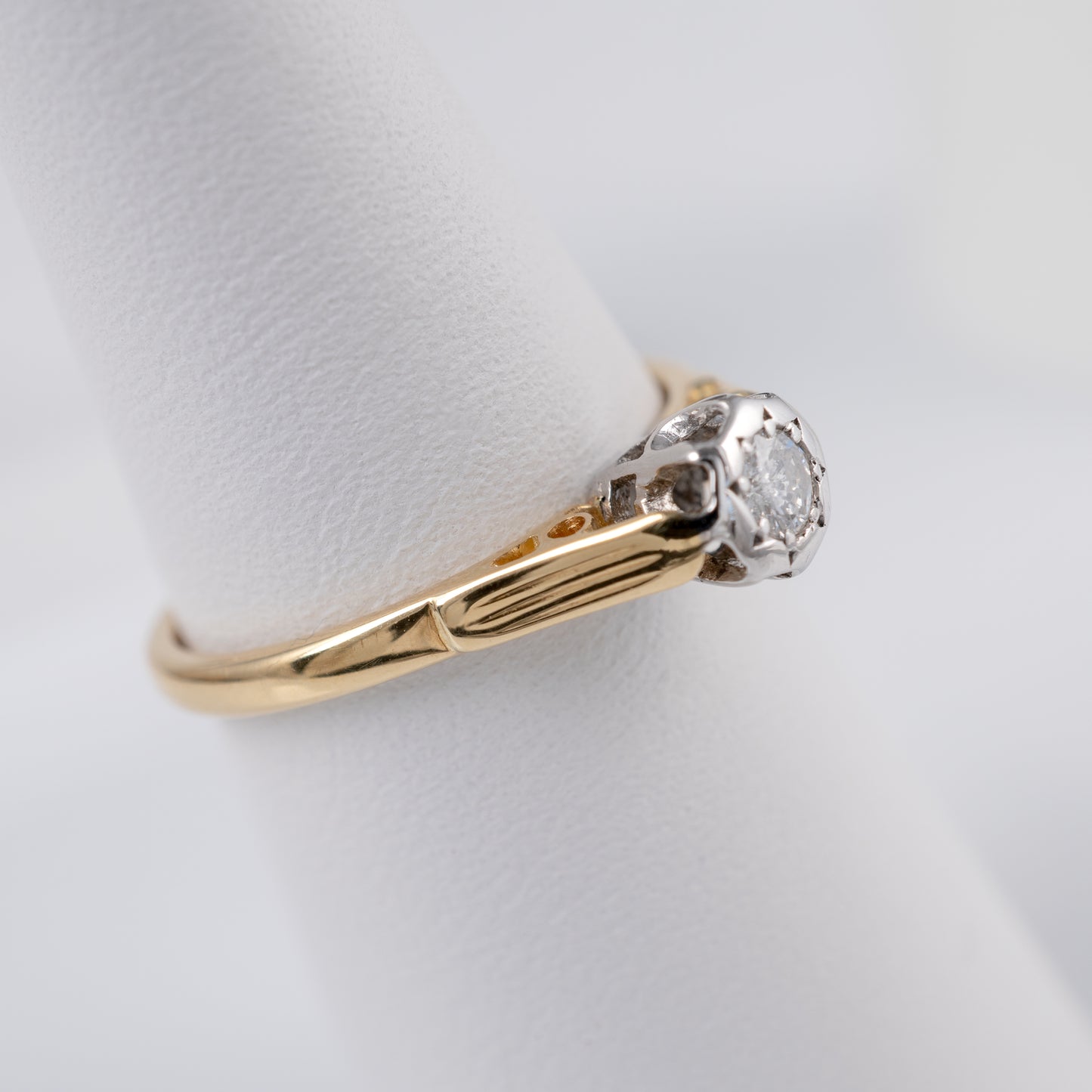 Angled-View-Vintage-Diamond-Solitaire-Ring-Hunters-Fine-Jewellery