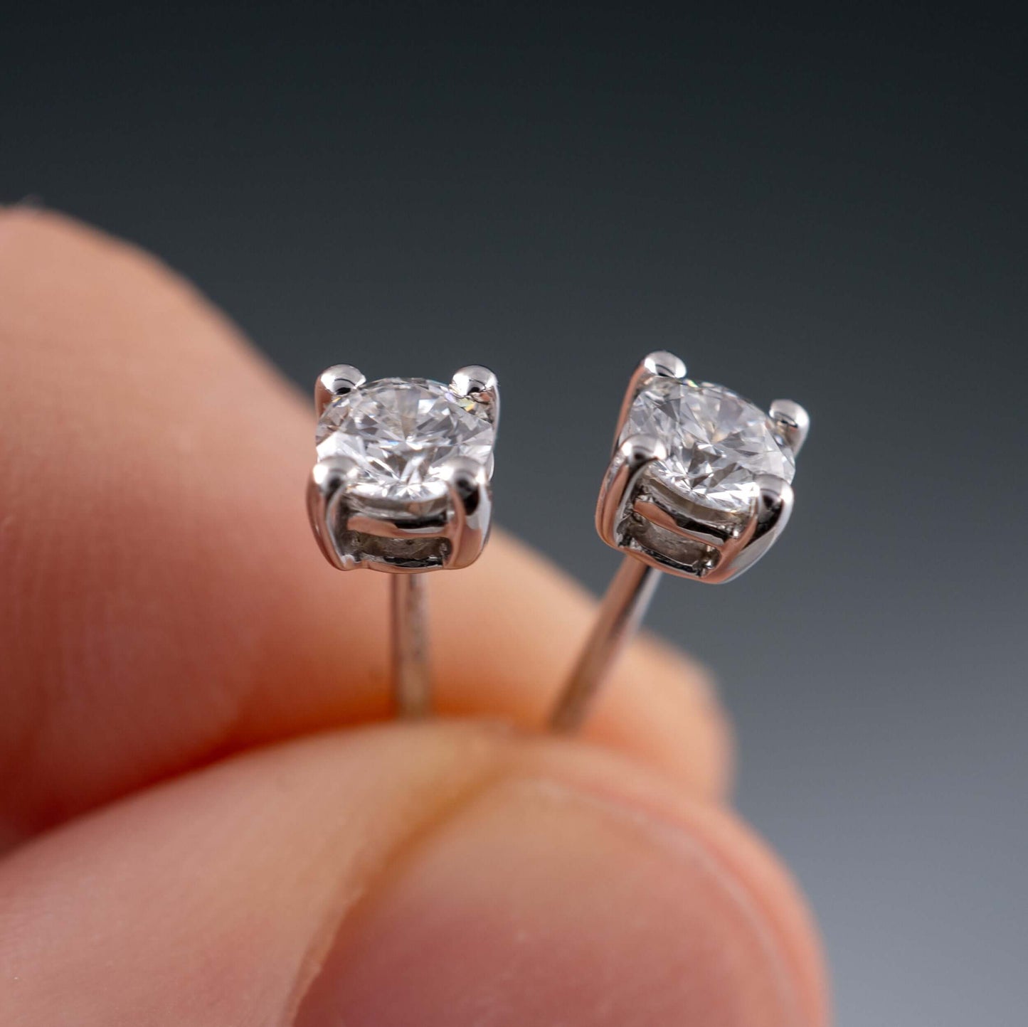 Diamond ear studs with VS1 clarity