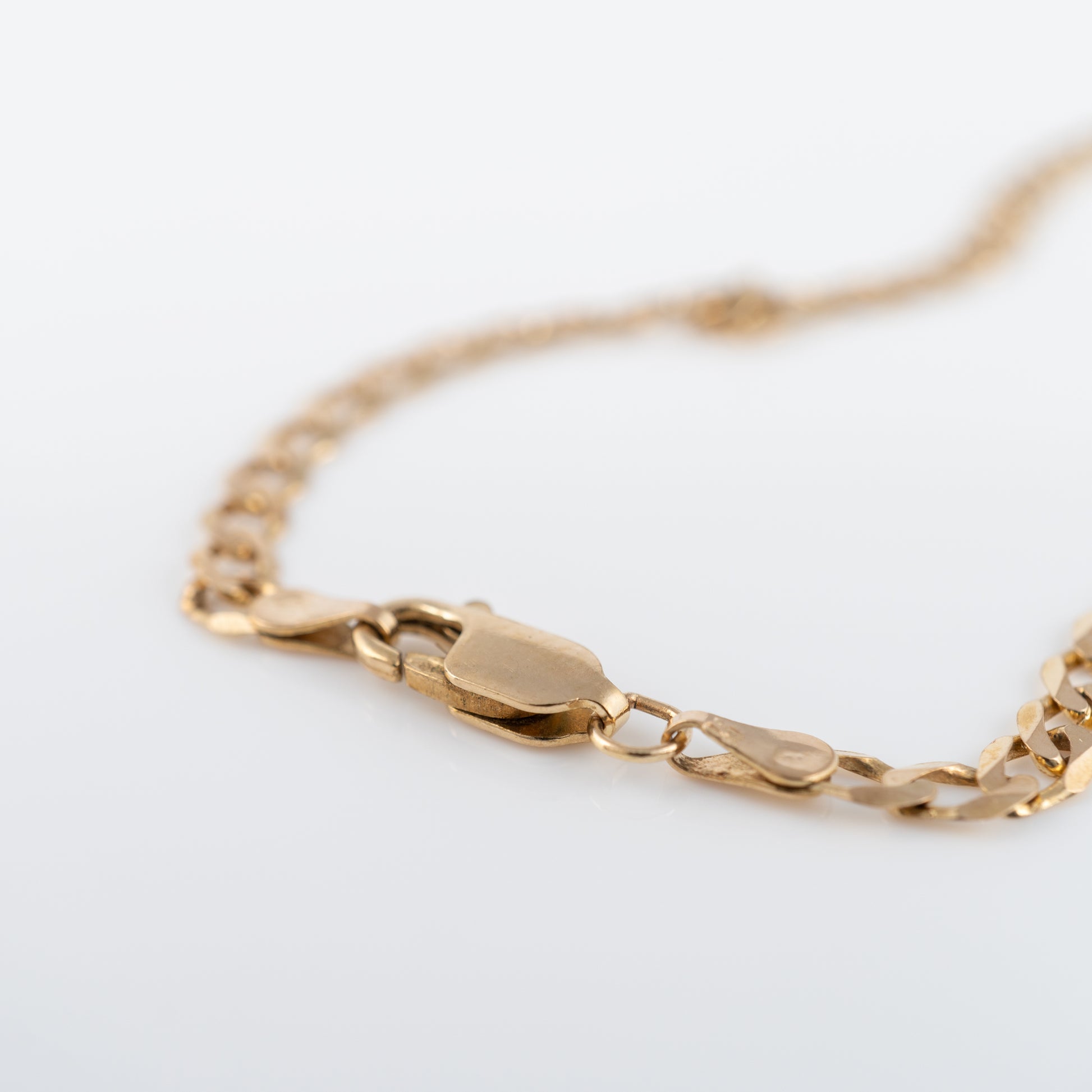 gold lobster clasp on gold chain necklace