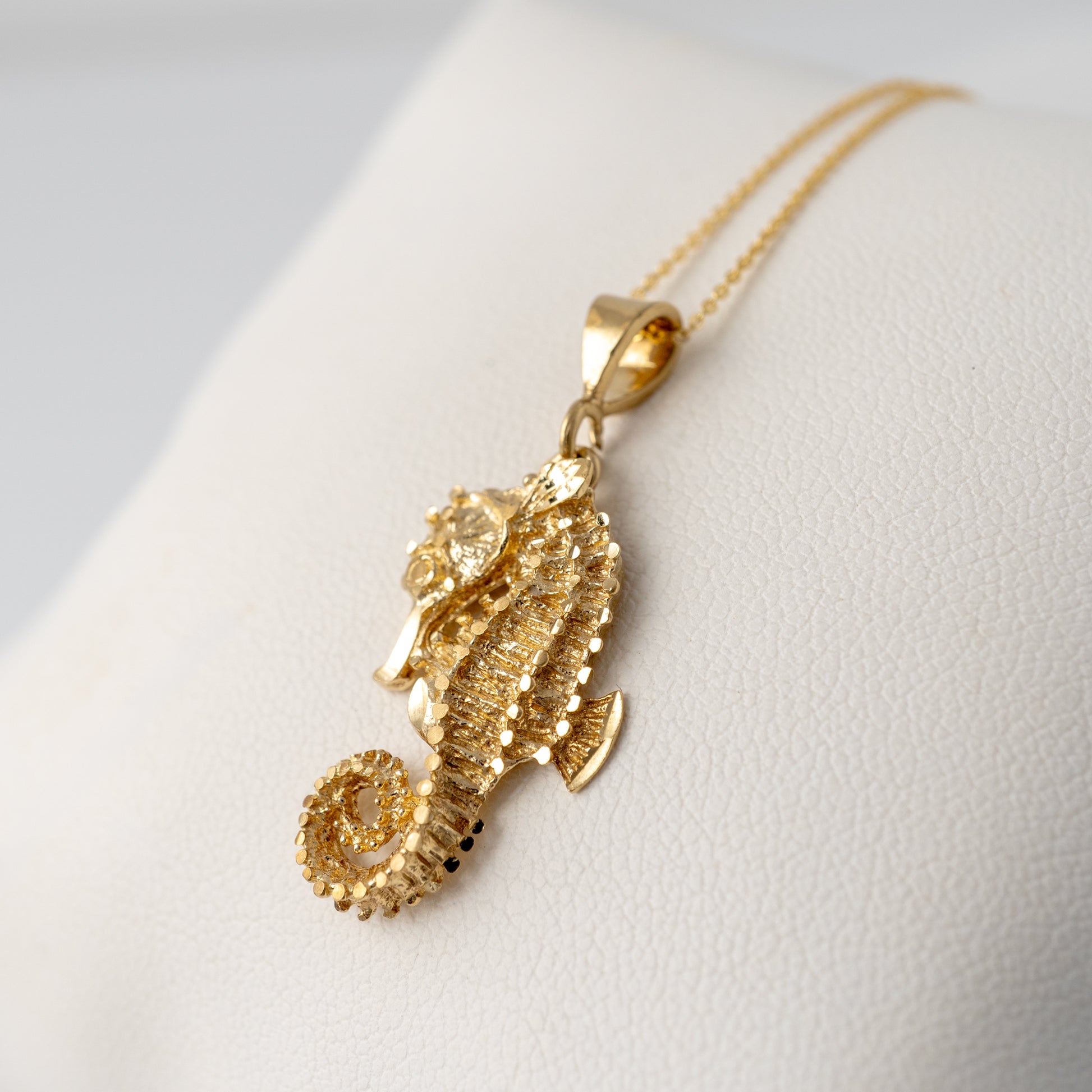 solid gold seahorse pendant showing the texture details