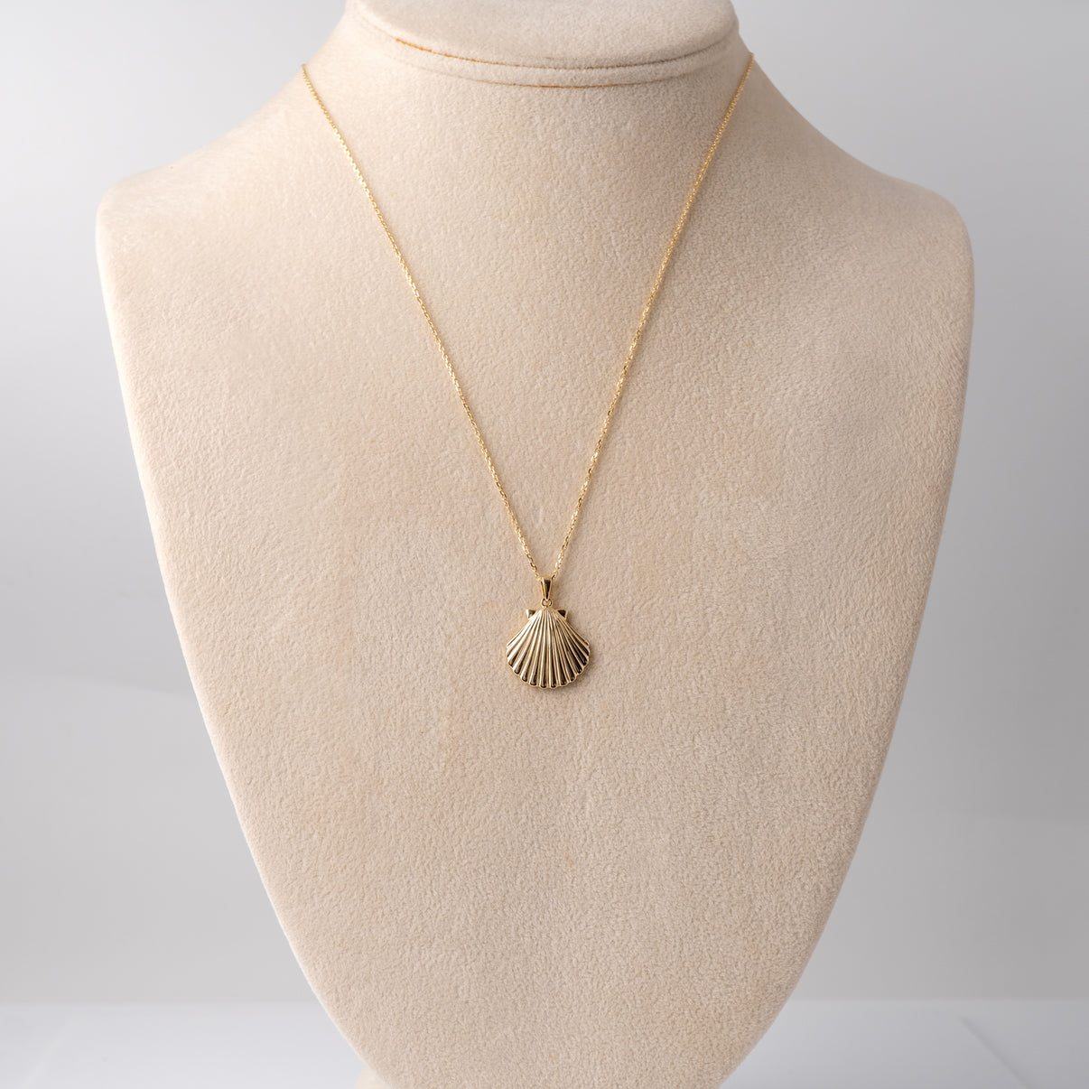 9ct Gold Scallop Shell Necklace in 375 Gold β Hallmarked