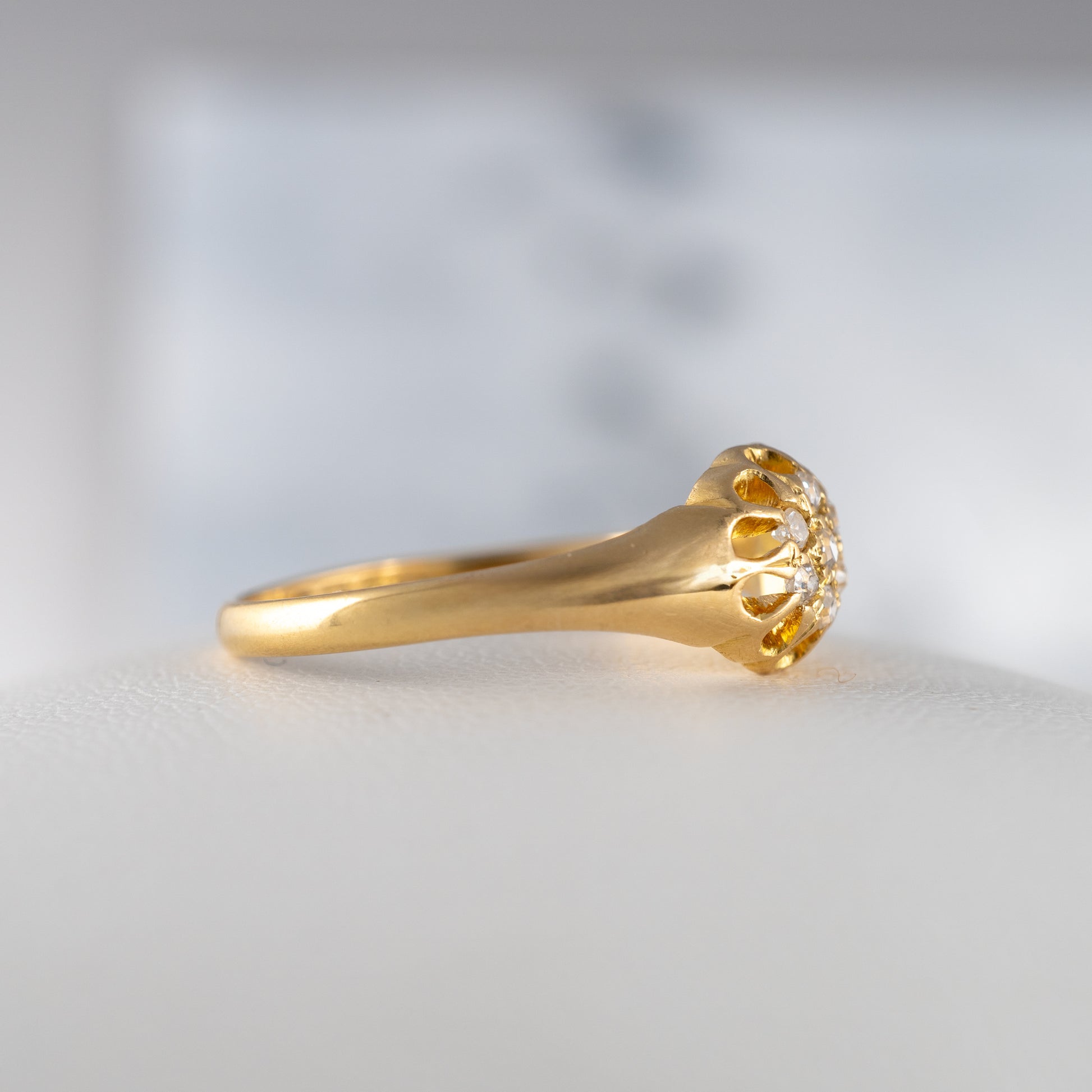 Exquisite Diamond Cluster Ring 18ct Gold - Unveil Elegance