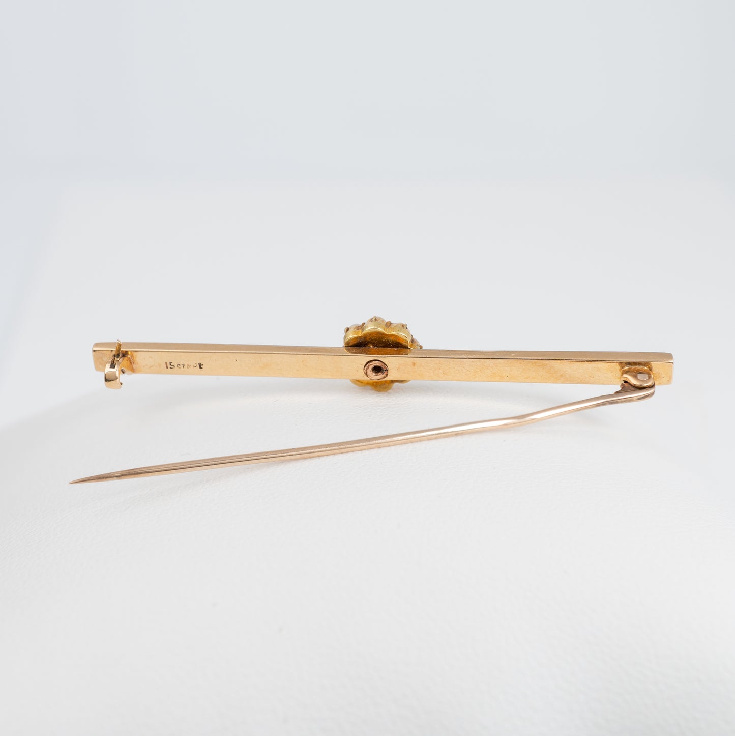 Hallmarked 15ct gold antique bar brooch with platinum details