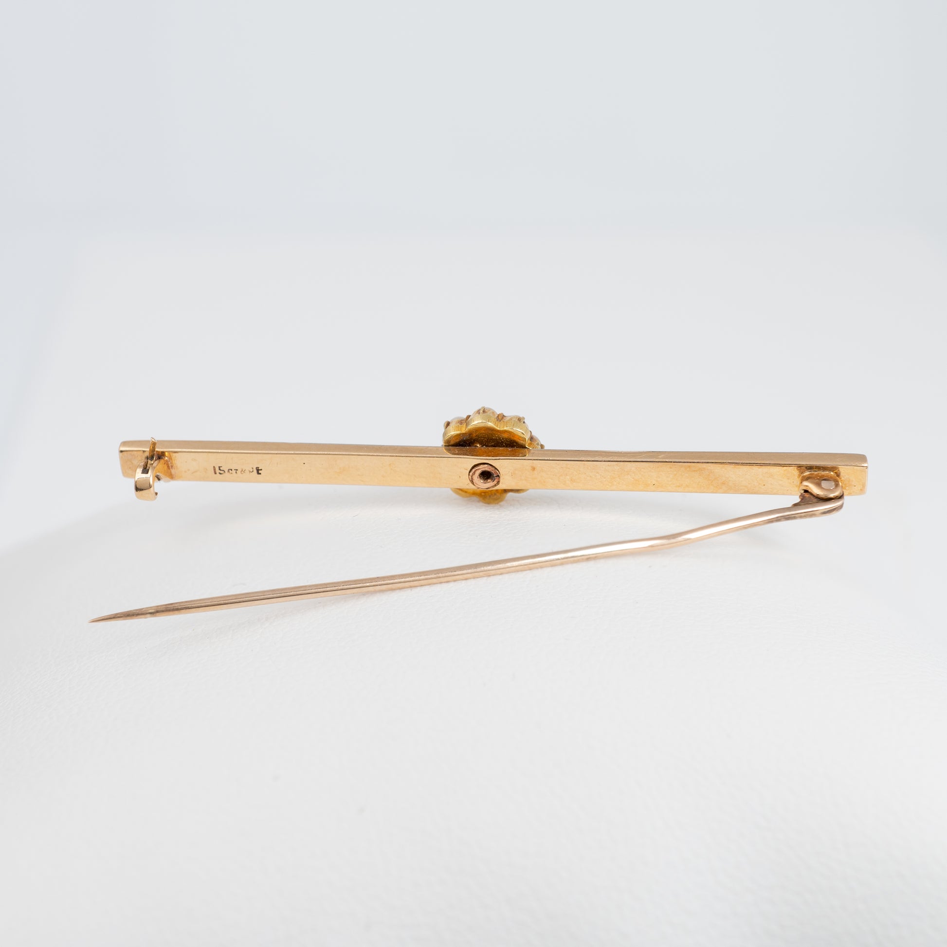 Hallmarked 15ct gold antique bar brooch with platinum details