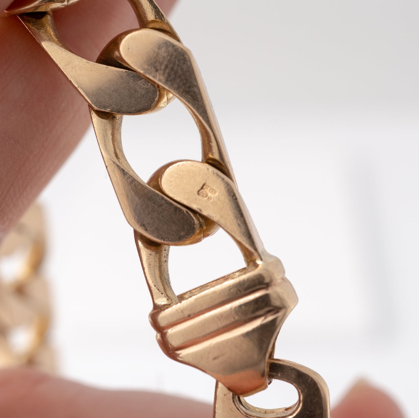 Lobster clasp and hallmark on a heavy 9ct gold mens bracelet