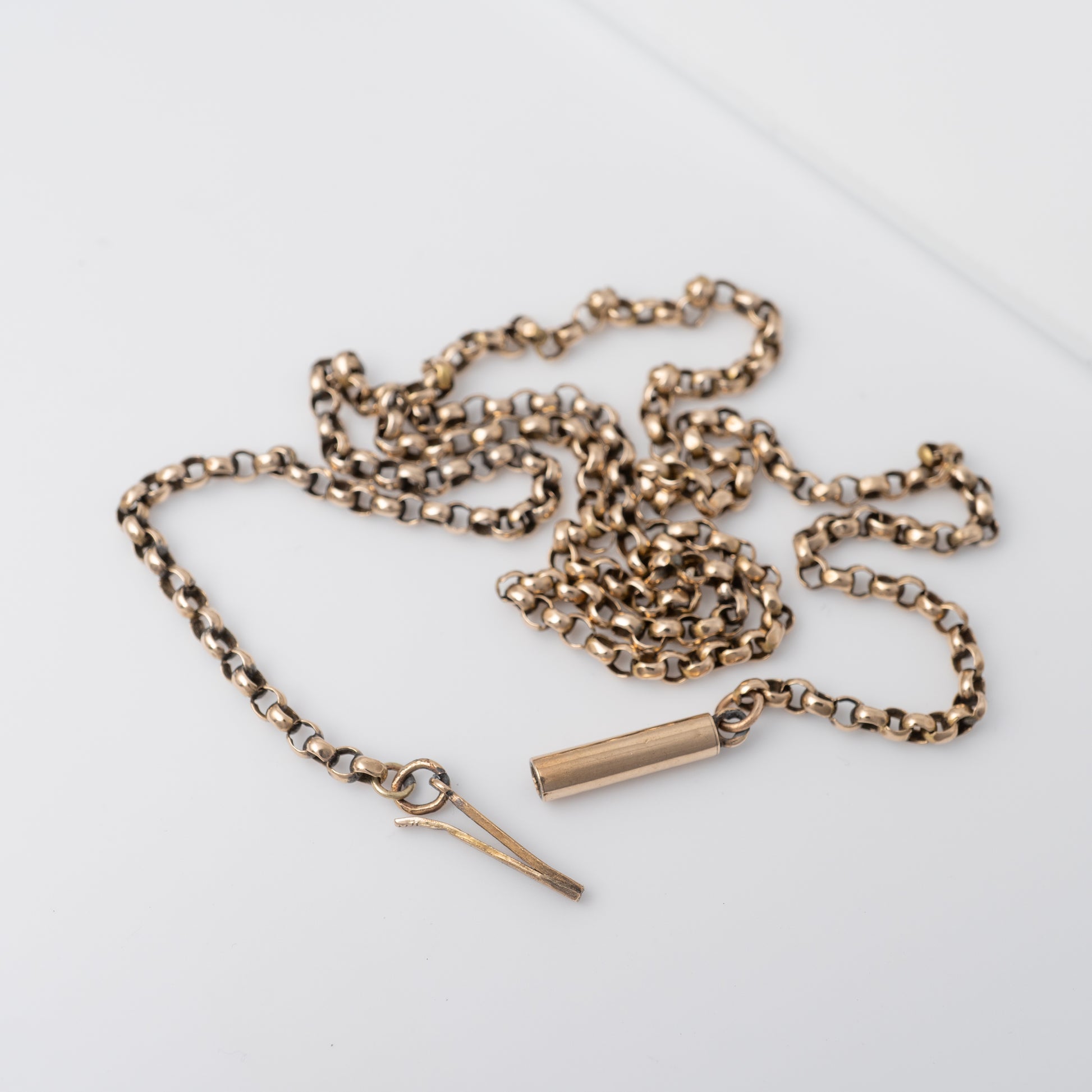 Secure barrel clasp mechanism on 9ct gold vintage chain
