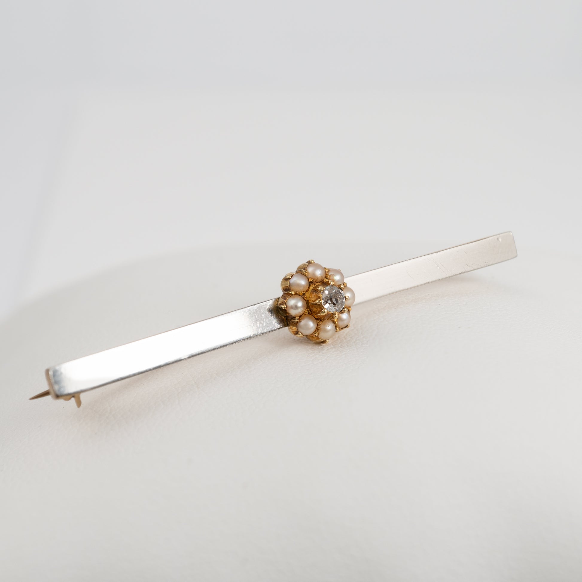 Side view of 15ct gold and platinum diamond brooch 