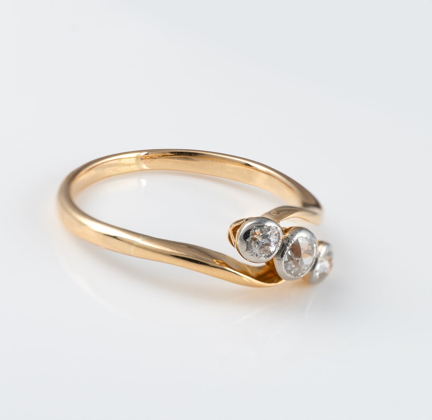 Vintage 18ct Gold Three Stone Diamond Crossover Ring Size L 1/2