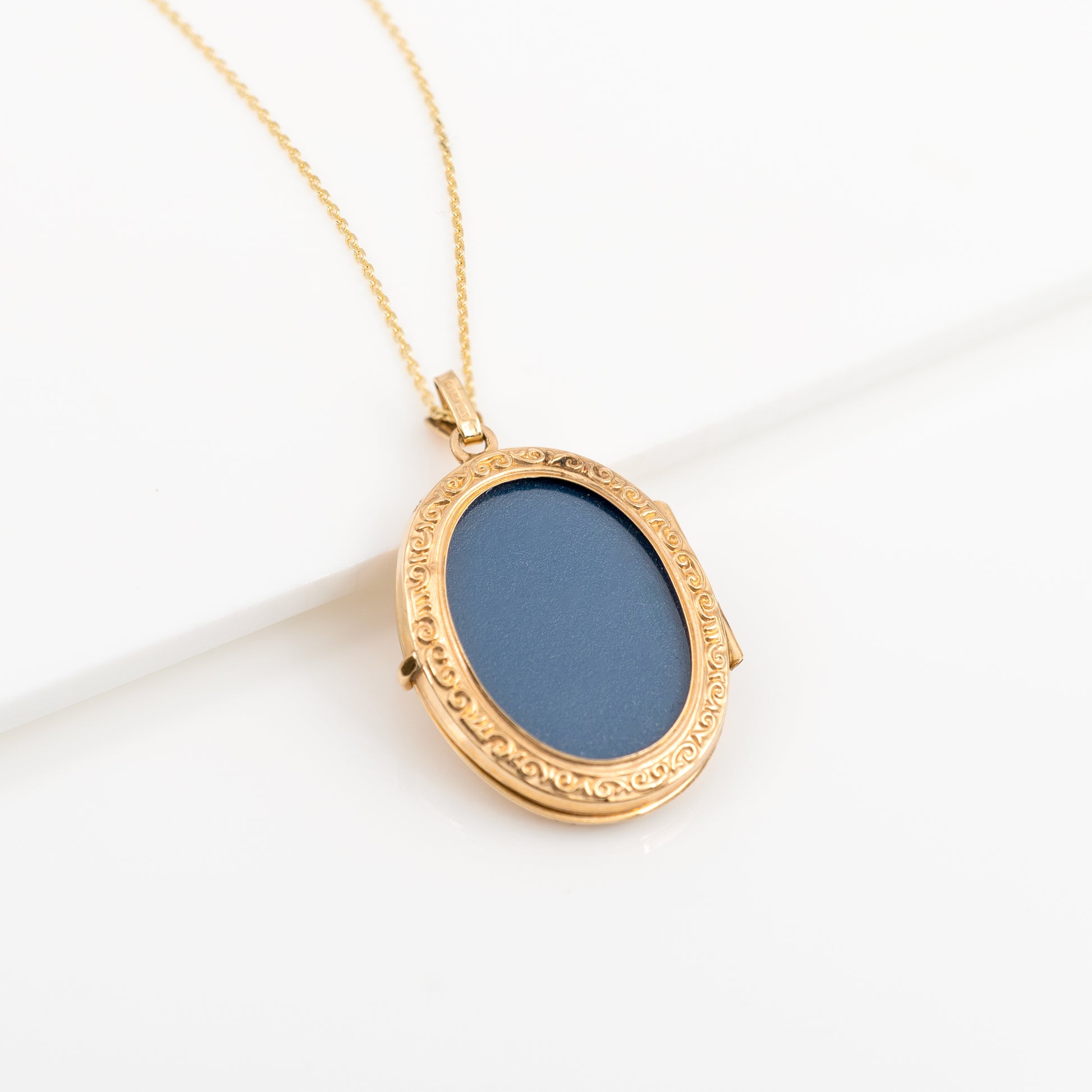 Vintage 9ct gold photo locket with chain