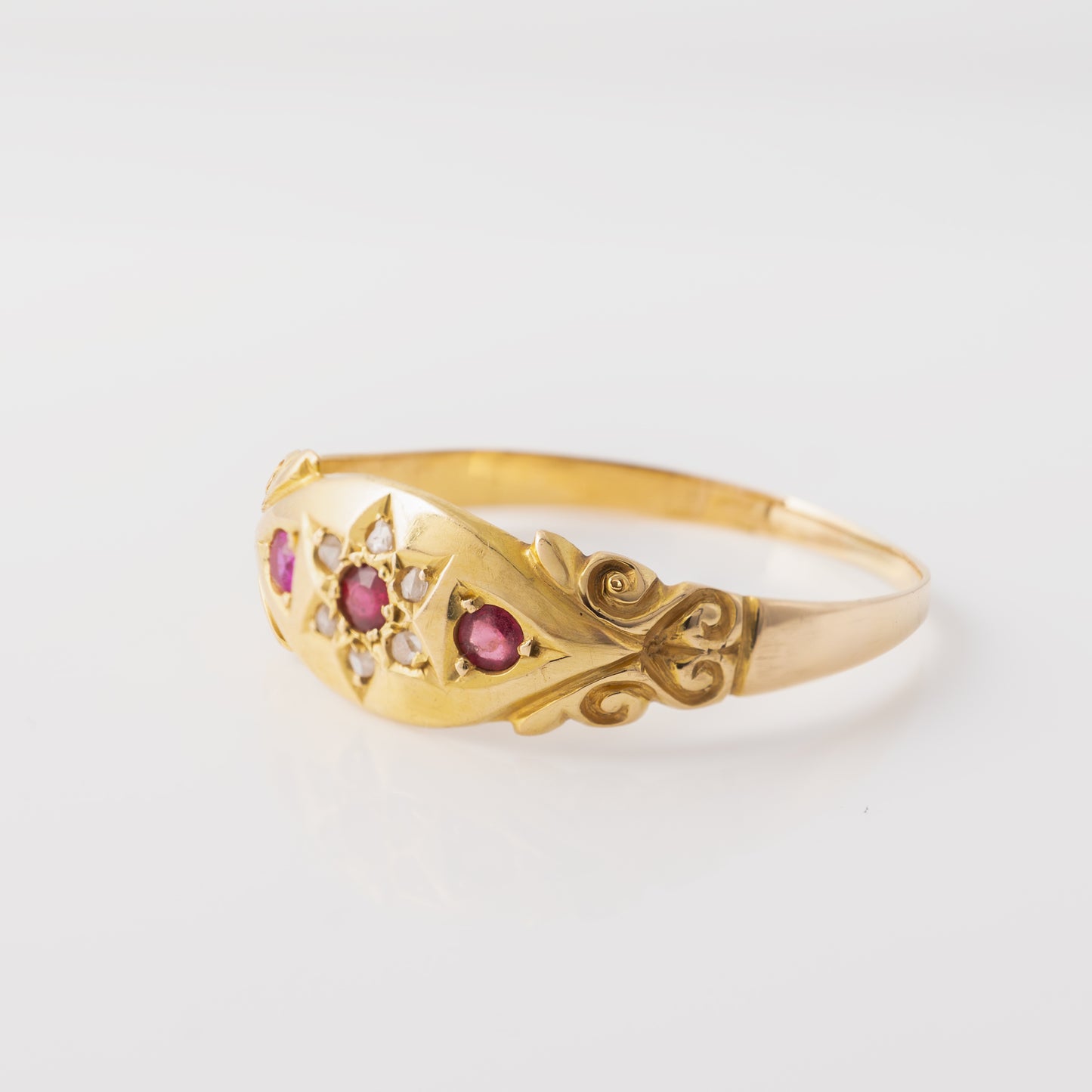 Antique 18ct gold gypsy ring with rubies and diamonds - vintage design, side profile