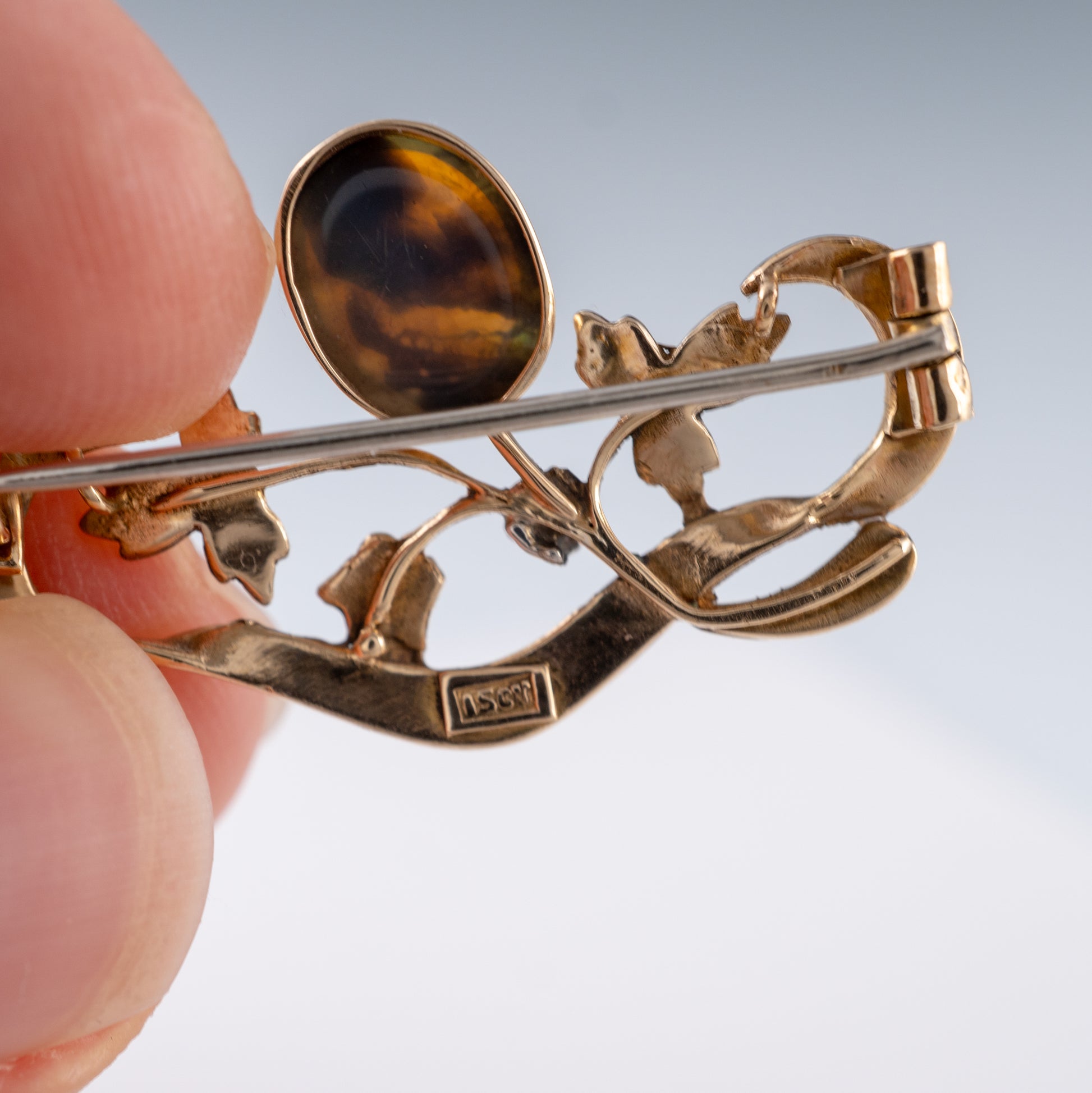Back of 15ct gold brooch showing hallmark and frame