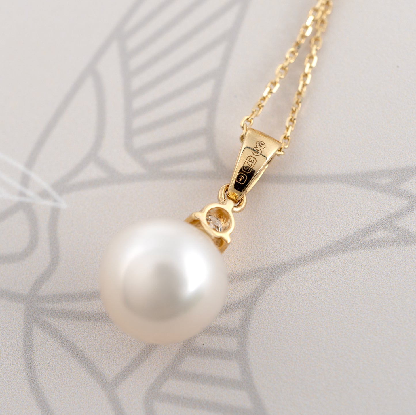 pearl pendant yellow gold showing clear british assay hallmarks