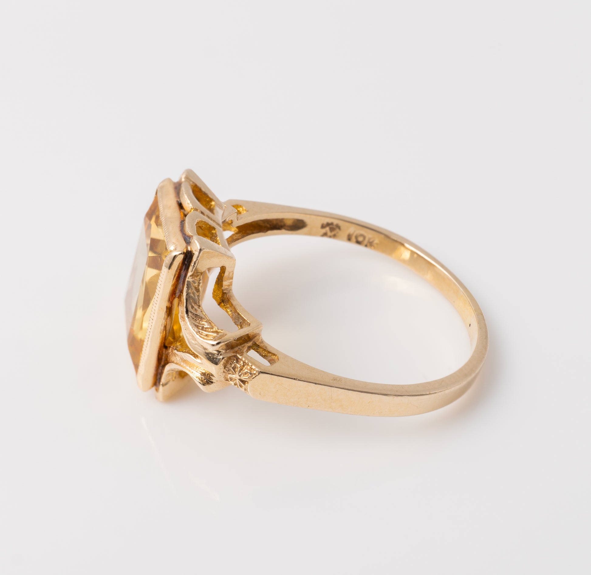  ring in 9ct gold showing the side setting