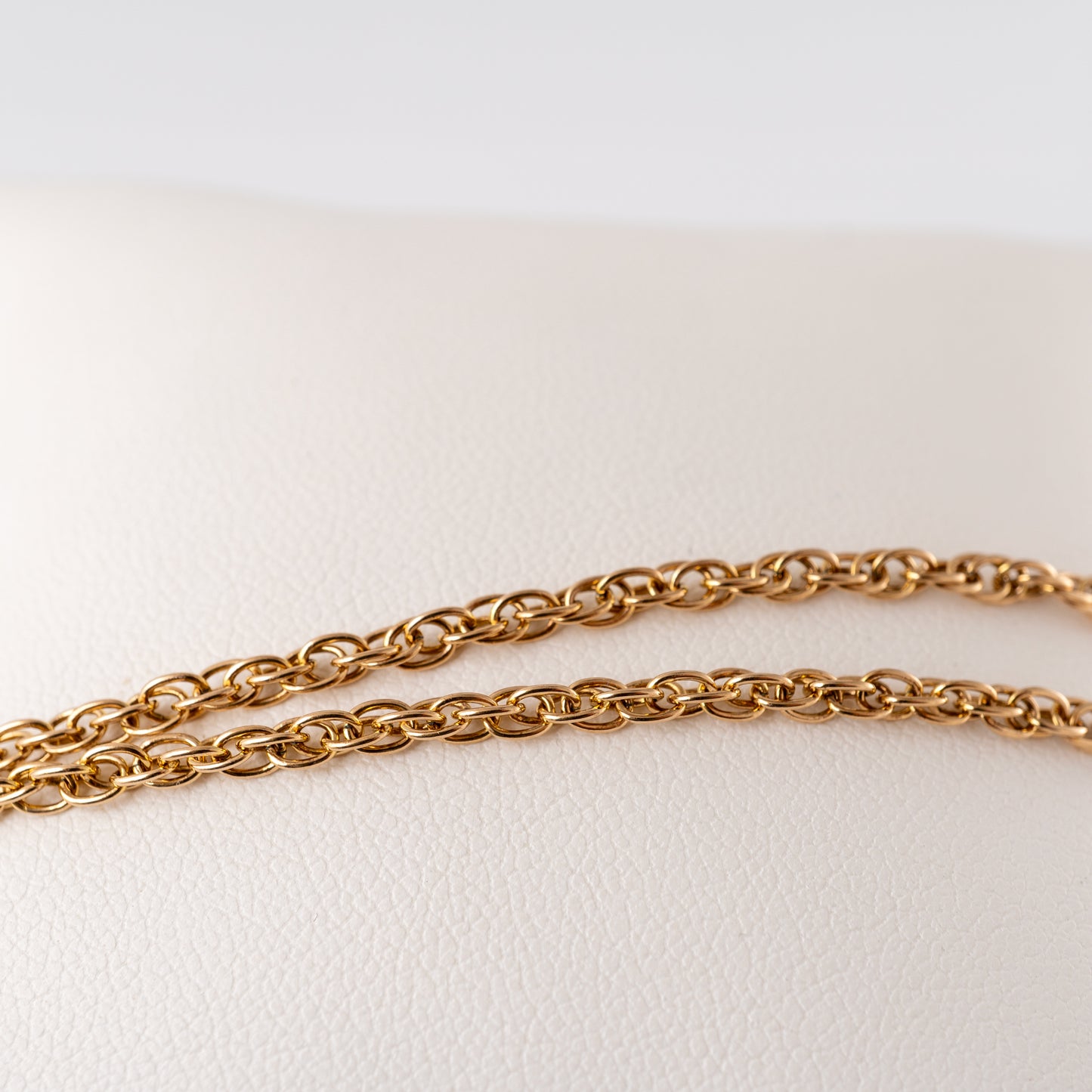 Close-up of the 375 gold fancy link bracelet’s oval chain links – Hunters Fine Jewellery