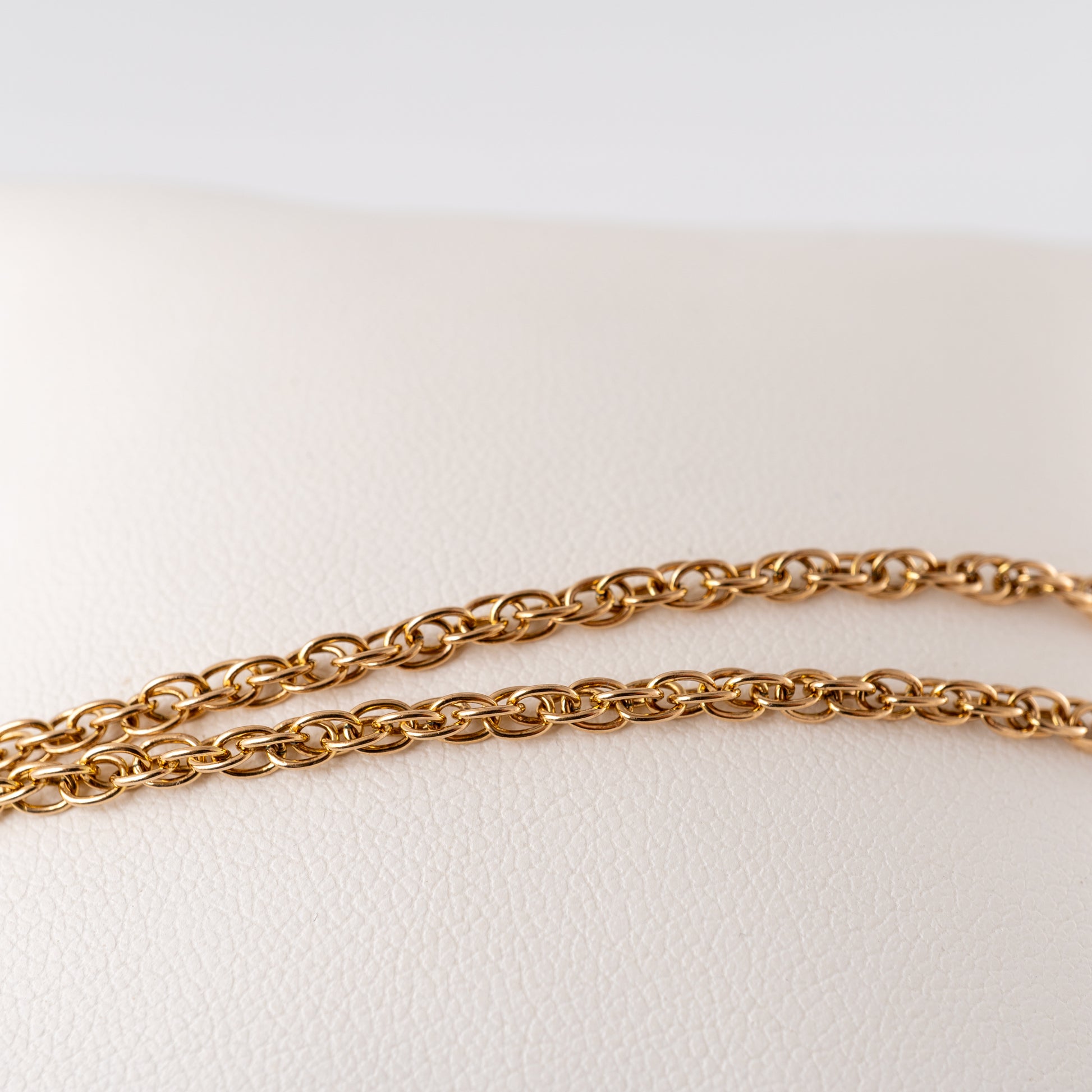 Close-up of the 375 gold fancy link bracelet’s oval chain links – Hunters Fine Jewellery