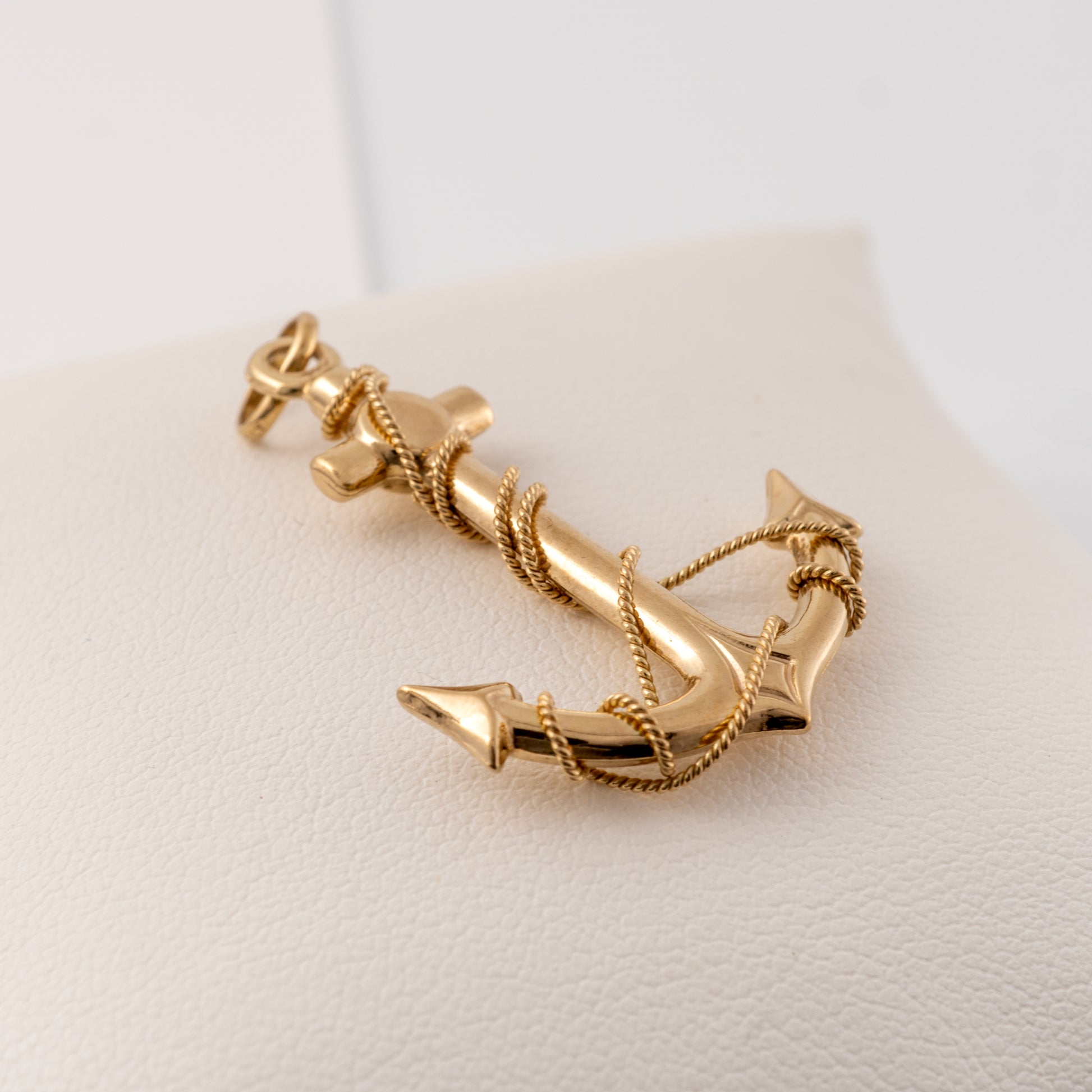 Side view of a 9ct gold anchor pendant showing intricate rope detail