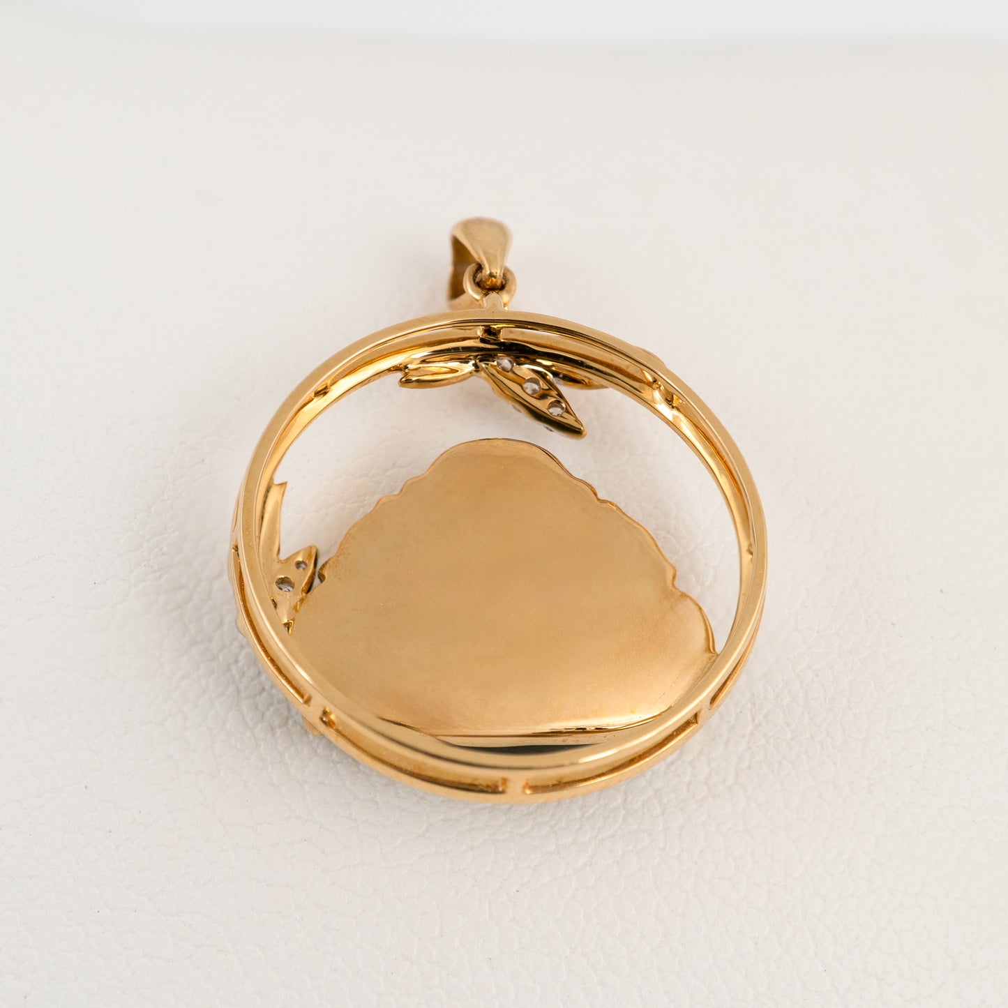Solid gold backing of certified Feicui Buddha pendant – hallmarked 18ct