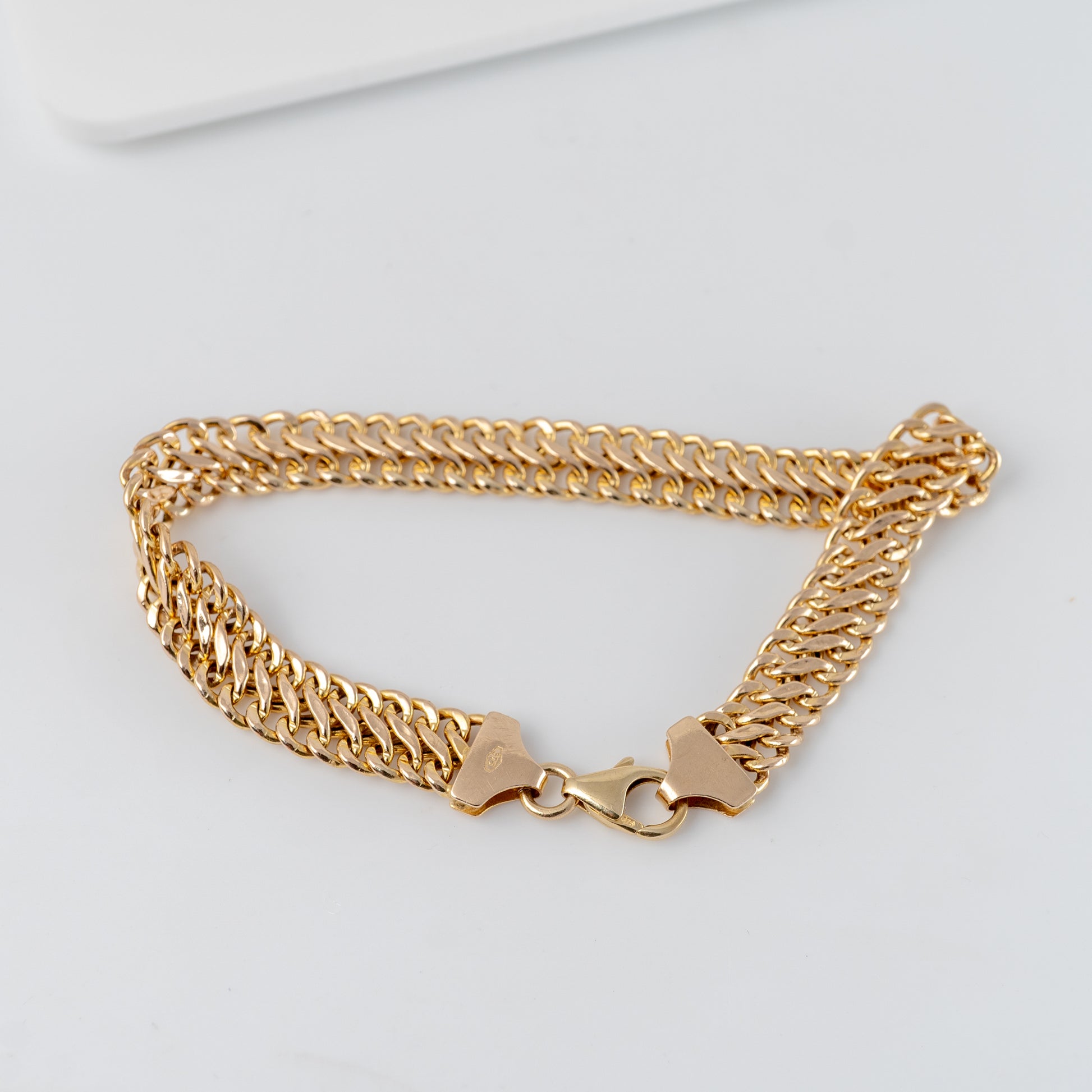 9ct gold curb chain bracelet showing lobster clasp