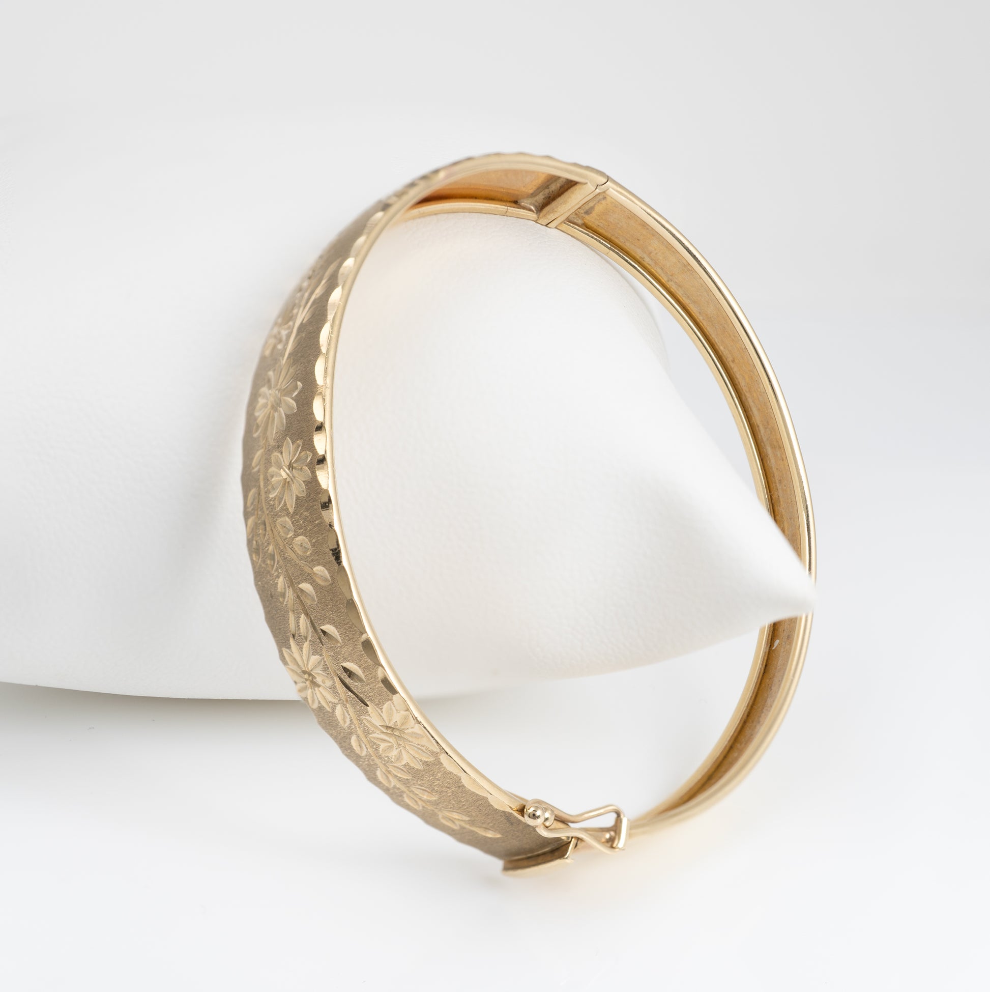 9ct Gold Bangle with Diamond Cut Flower and Leaf Patterns