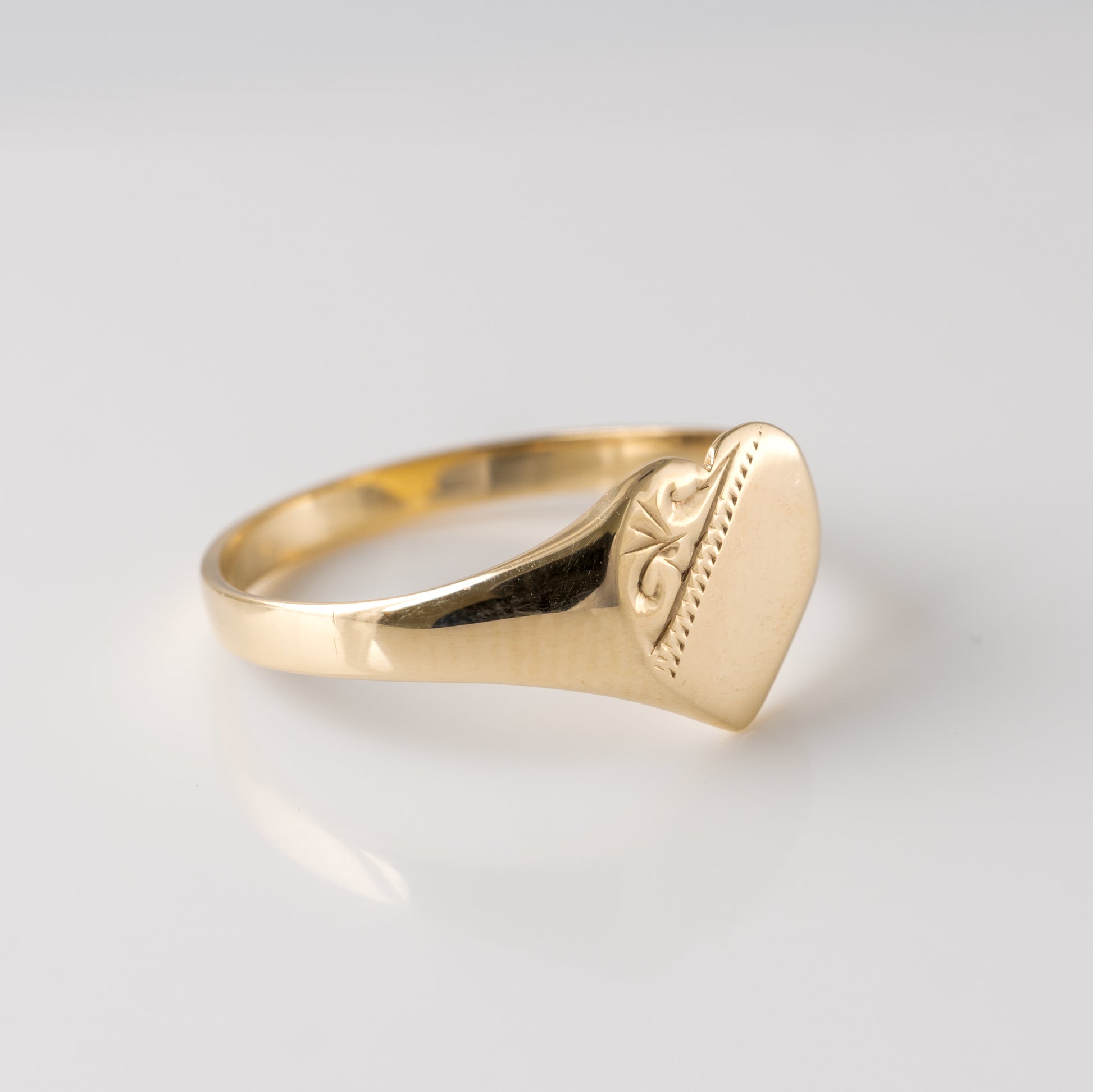 375 gold heart signet ring – side view highlighting engraved motif and polished finish.