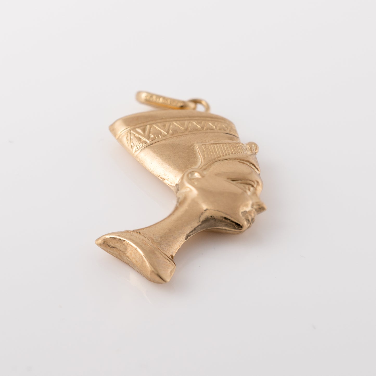 Side view of a 9ct gold Nefertiti pendant showcasing its detailed Egyptian-inspired design