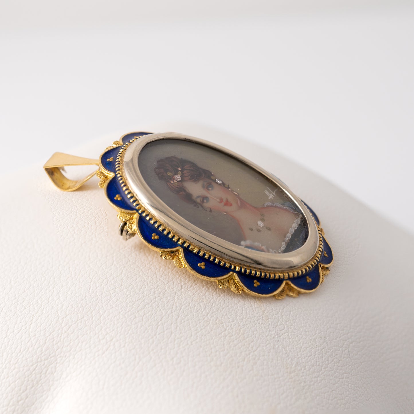 side angle Italian vintage gold brooch pendant  showing the detail 