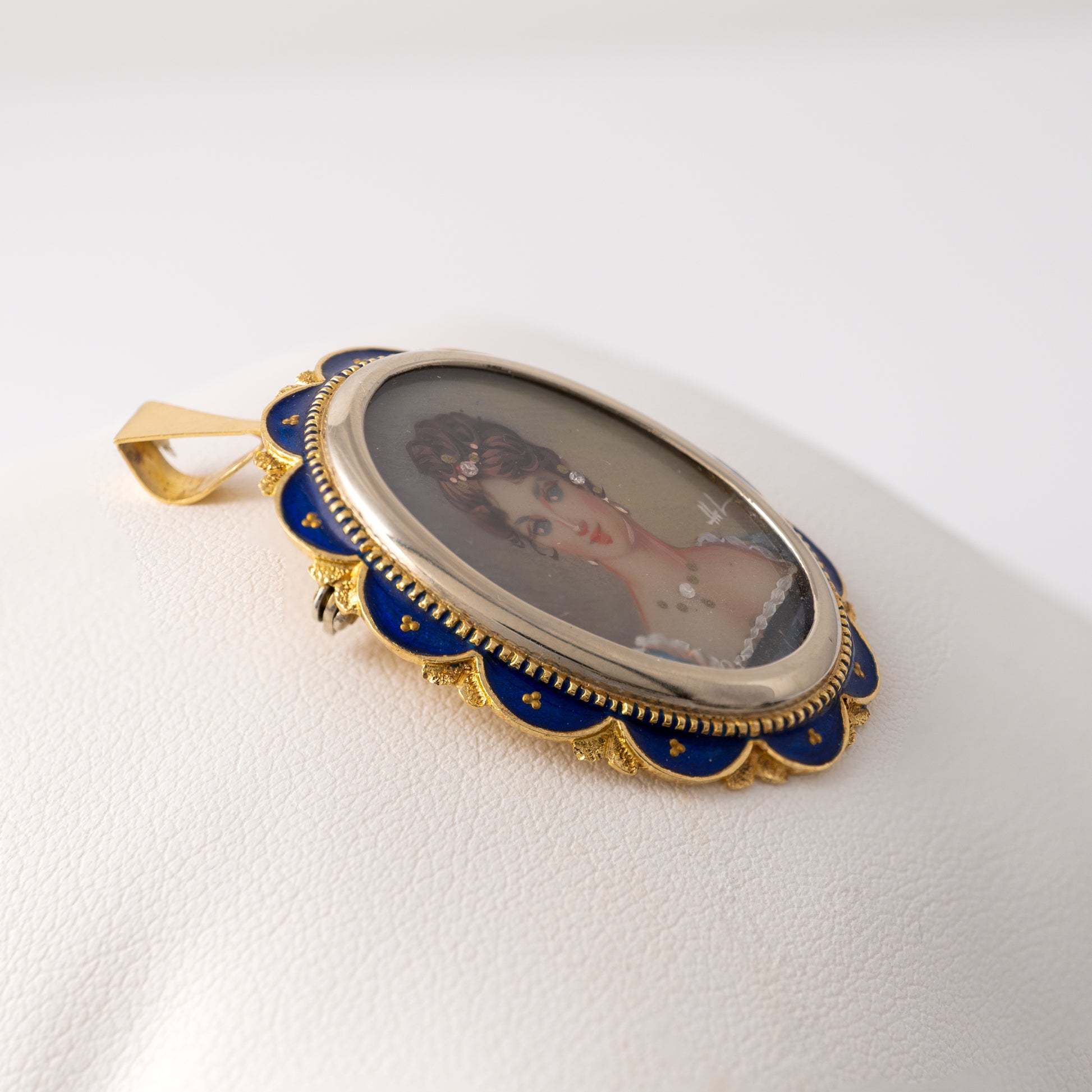 side angle Italian vintage gold brooch pendant  showing the detail 