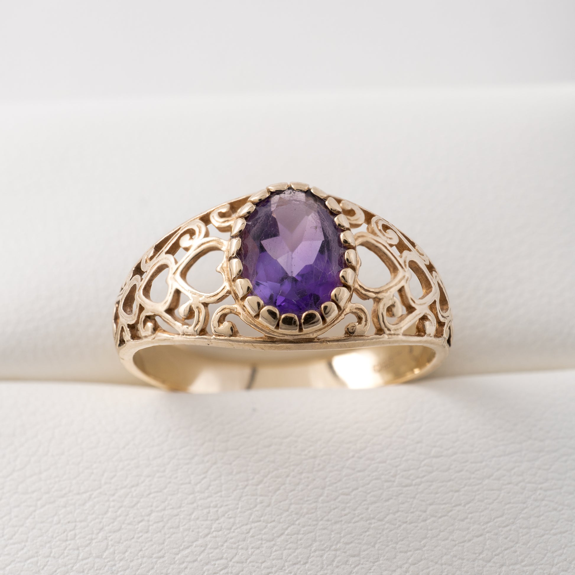 Vintage amethyst ring in 9ct gold with detailed heart motifs, oval amethyst centre, side profile