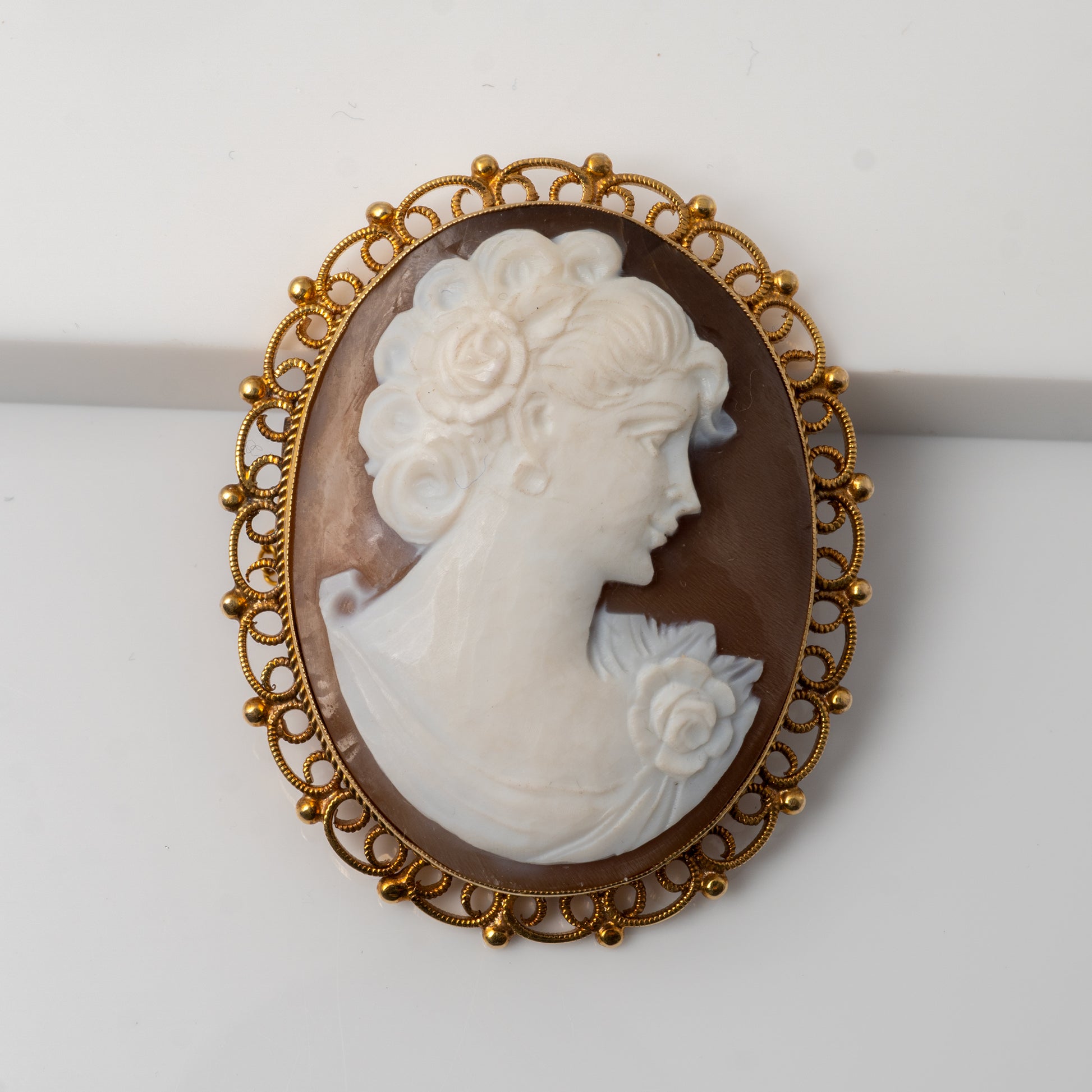 Vintage gold cameo brooch decorative gold frame 