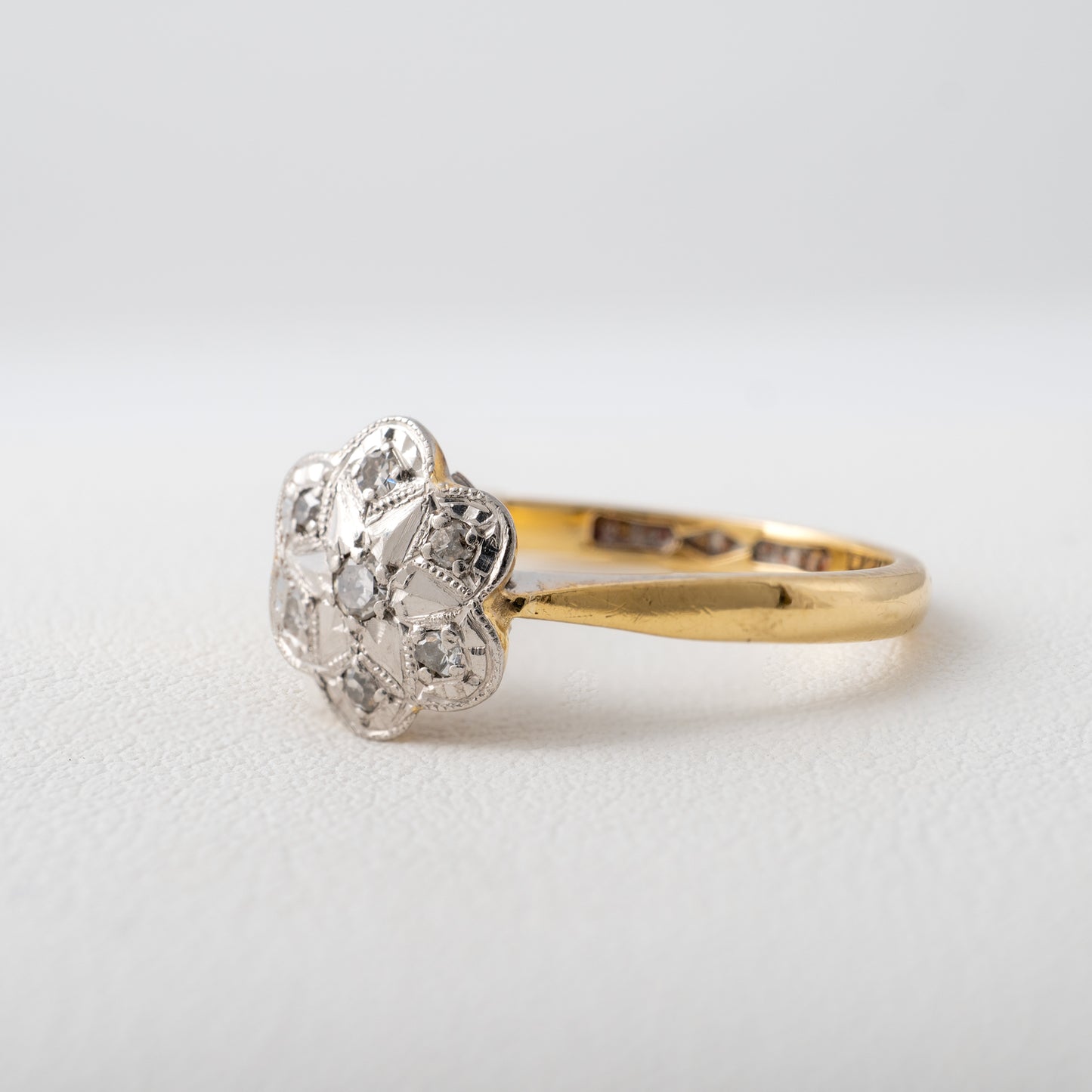 Side profile of vintage diamond daisy ring 