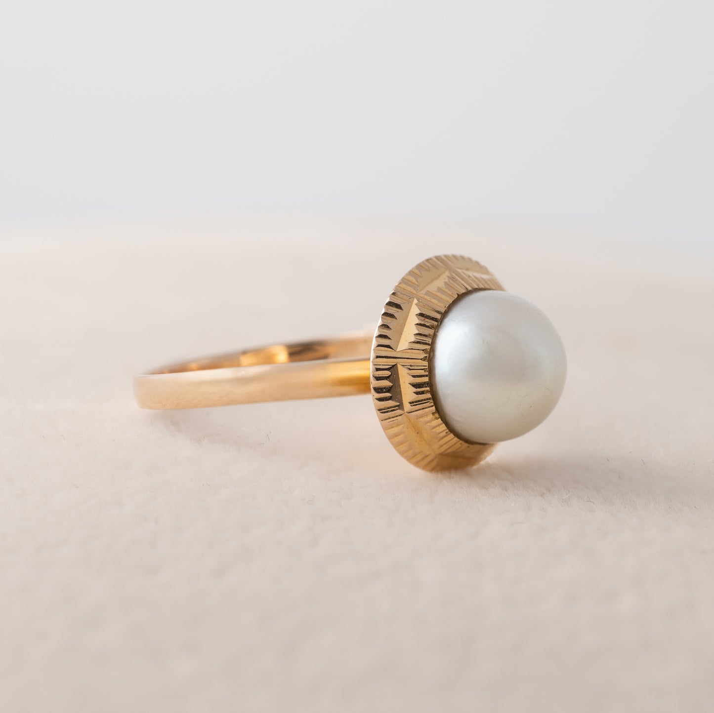 Side view showing the height of the pearl ring