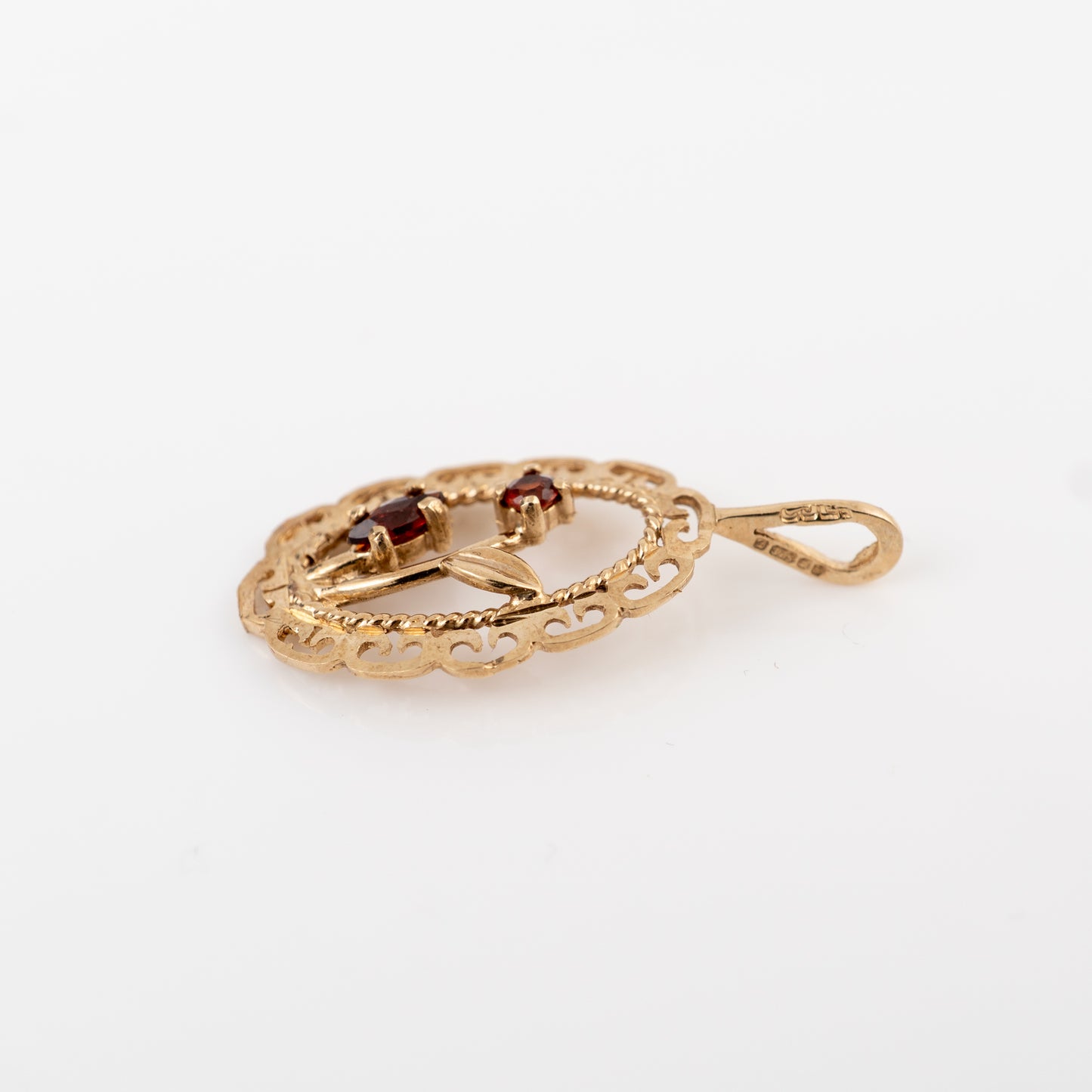 Garnet Flower Pendant in 9ct Gold – Vintage Floral Design