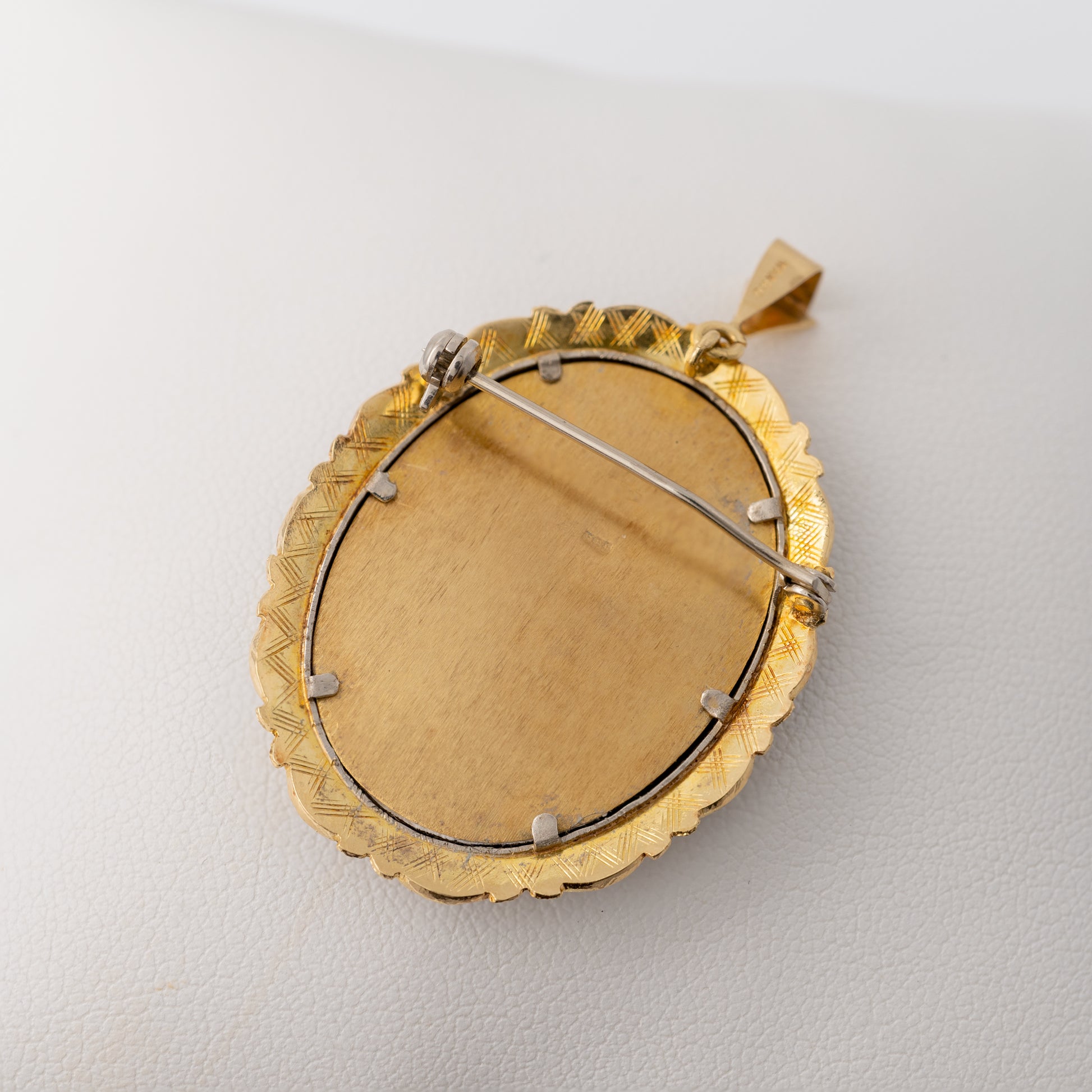 reverse side vintage gold picture pendant brooch showing brushed gold finish and italian hallmarks