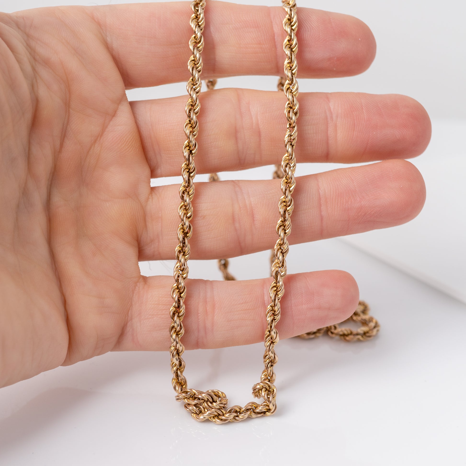 holding a womens rope chain necklace