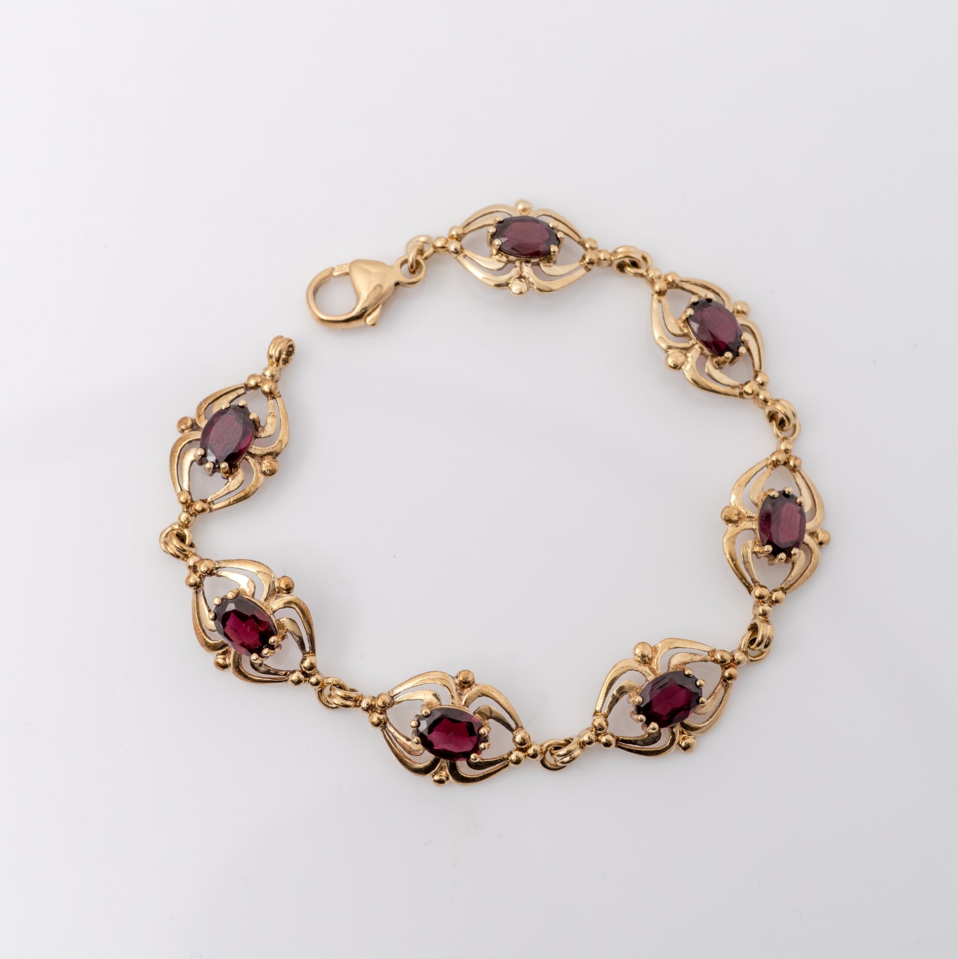 vintage gold garnet bracelet showing the labster clasp closure
